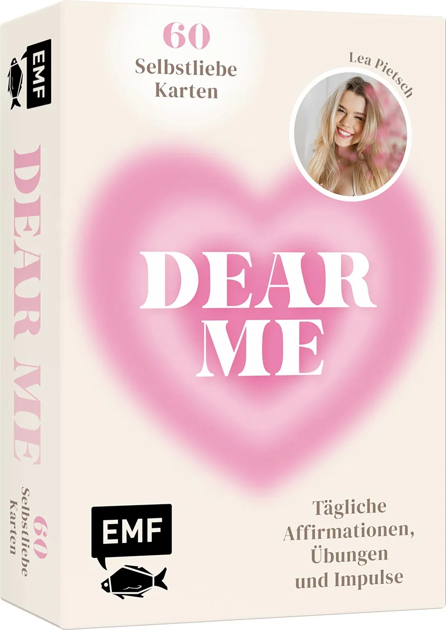 Herzlich Willkommen im Selflove-Club!Kennst du diese Tage, an denen sich dein Leben anfühlt wie ein klammes Handtuch, nach einer zu kalten Dusche? Belastend. Das muss nicht so sein. Und es liegt ganz in deiner Hand, das zu ändern: Hol dir dein Wohlgefühl zurück! Ziehe jeden Tag eine von 64 Selbstliebe-Motivationskarten und lasse dich von ihrer Botschaft durch deinen Alltag tragen. Sie erinnern dich daran, dass du so, wie du bist, perfekt bist und du gleich jetzt loslegen darfst, das Leben deiner Träume zu führen. Autorin und Creatorin Lea Pietsch nimmt dich mit in ihre Welt der guten Gedanken, die sie selbst durch die Höhen und Tiefen ihres Lebens im Spotlight getragen haben. Lass dich inspirieren von Leas positivem Mindset und führe dir Tag für Tag vor Augen, dass auch du es verdammt noch mal verdient hast, geliebt zu werden und du deinen Träumen schon näher kommst, wenn du jetzt anfängst, daran zu glauben. Worauf wartest du noch? Motivationsboost für dich: Nimm das Ruder deines Lebens selbst in die Hand und trainiere deinen positiven Blick auf die DingeSmall effort – big reward: Mit einem täglich geringen Aufwand deine Denkmuster verändern und nach und nach zu einem glücklicheren Leben findenVon Lea für euch: Das Herzensprojekt der Creatorin - inspiriert von ihrer Community 