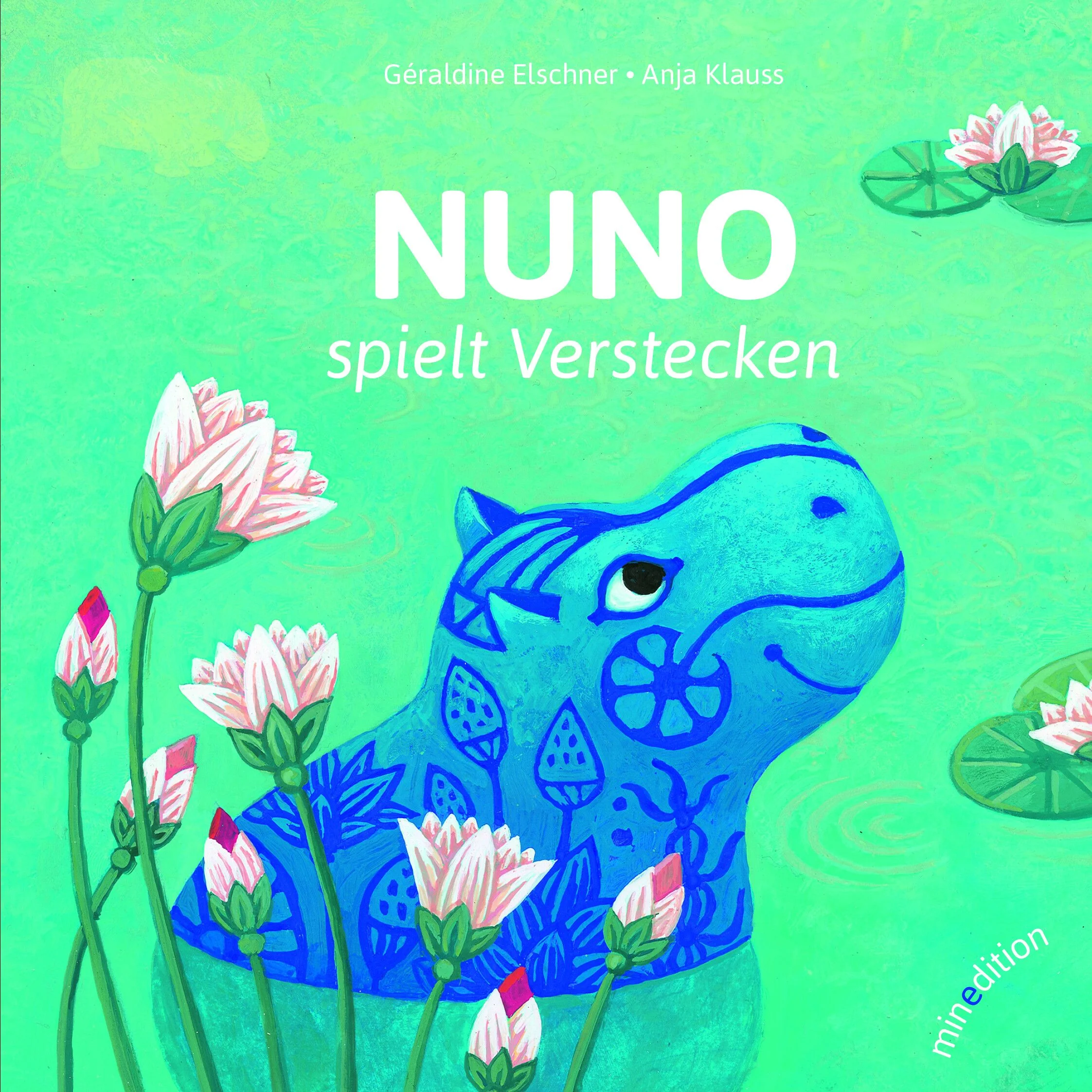 Die Geschichte basiert auf den Nilpferden im alten Ägypten, die zur Zeit der Pharaonen im Nil lebten. Damals stellten die Töpfer kleine Nilpferde aus Ton her. Sie bemalten sie mit blauer Farbe - der Farbe des Wassers. Auf ihren Rücken zeichneten sie die Pflanzen, die dort wuchsen und auch Schmetterlinge oder Vögel. Auf ihr Hinterteil legten sie eine schöne große Lotusblume. 