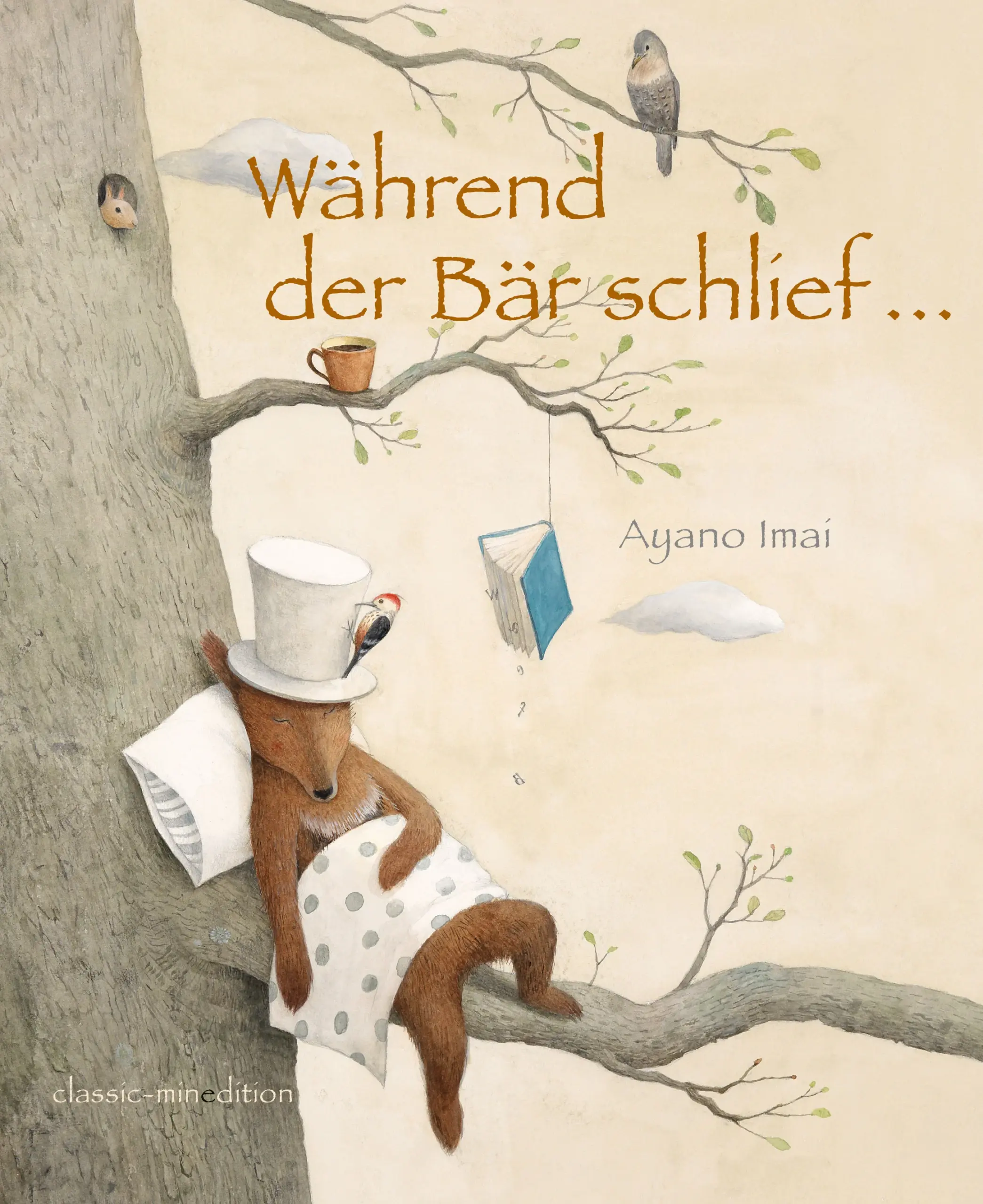 Ein Hut ist kein Nest! Oder doch? In Imais fröhlicher Geschichte ist das möglich. Denn in dem Hut von dem Bären nisten sich tatsächlich Vögel ein. Und das nicht nur einmal. Irgendwann wird es dem Bären zu bunt und der überlässt den Vogelfamilien seine Kopfbedeckung. Und siehe da: Seine Großzügigkeit wird belohnt, denn nach einiger Zeit wächst aus dem Hut ein Baum, dessen Samen sicherlich die Vögel herangebracht haben.