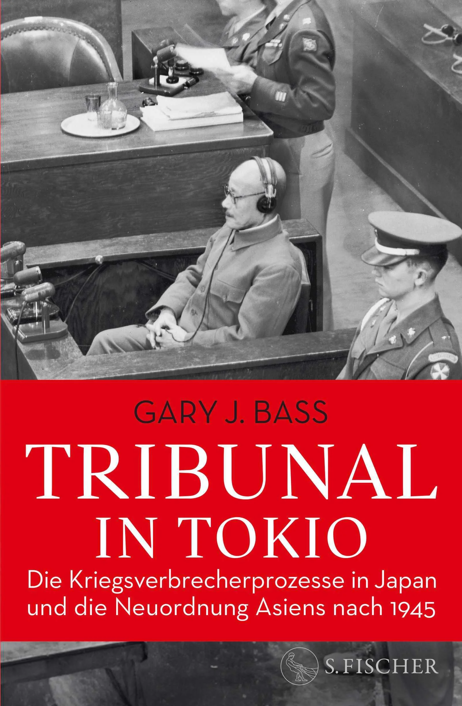 Das einzigartige Standardwerk zum wichtigsten Kriegsverbrecherprozess neben den Nürnberger Prozessen, verfasst von Gary Bass, Professor für Intenationale Beziehungen an der Princeton University. Der im Westen wenig beachtete Prozess gegen 28 Mitglieder der japanischen militärischen Führung fand nach dem Zweiten Weltkrieg in Tokio statt.Wie bei der Aushandlung der Friedensbedingungen für Deutschland ging es auch hier nicht allein um die Verfolgung und Ahndung der Kriegsverbrechen, sondern um die Aushandlung einer neuen Ordnung nach dem Krieg. In diesem Fall einer neuen Ordnung für Asien – hier wurde dessen koloniale Vergangenheit verhandelt, aber auch die Zukunft Asiens in einer Welt des Kalten Kriegs. Die elf Richter stammten nicht nur aus den USA, der Sowjetunion, Großbritannien, Frankreich, Kanada und den Niederlanden, sondern auch aus asiatisch-pazifischen Nationen: Australien, Indien, China, Neuseeland und den Philippinen. Der indische Richter Radhabinod Pal gilt heute als japanischer Nationalheld, da er die Auffassung vertrat, dass der Aufstieg des japanischen Militarismus eine gerechtfertigte Antwort auf den jahrhundertelangen Rassismus und Kolonialismus des Westens in Asien war und den Prozess als illegitim geißelte. 