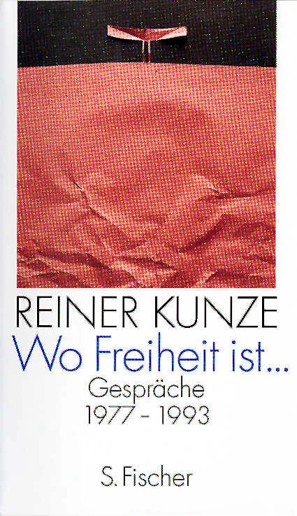 Als Reiner Kunze 1977 vom Regime der DDR außer Landes gedrängt wurde, rettete er nicht nur seine Familie und sein literarisches Talent über die Grenze, sondern auch seinen kritischen Blick auf seine Umwelt. Obwohl er sich bewußt war, wie brüchig die oft mißbrauchte Form des Interviews inzwischen geworden ist, äußerte er sich öffentlich zu zeitgeschichtlichen Themen. Er nahm zunächst nur zögernd und tastend, bald aber immer entschiedener Stellung zu Fragen, in die er sich einbezogen sah. Im Widerspiel von Frage und Antwort legte Kunze seine Überzeugungen dar, die stets von einem hochsensiblen ethischen Empfinden geprägt sind. Und immer wieder betonte er als einer, der am eigenen Leibe erfahren hat, was es heißt, einer Diktatur ausgeliefert zu sein, welches Glück es bedeutet, lebe zu dürfen, ›Wo Freiheit ist ... ‹Diese Gespräche und Interviews aus über 16 Jahren legt Kunde nun gesammelt vor. Der Band bezeugt heute, wie nachdrücklich Kunze schon vor Jahren auf die unerträgliche Situation der Menschen in der DDR hingewiesen hat – und läßt ahnen, welchen Anfeindungen er deshalb in Ost und west ausgesetzt war. Darüber hinaus gibt Kunze aber auch Auskunft zu literarischen Fragen, skizziert seinen Werdegang als Schriftsteller, spürt seinen poetischen Vorbildern nach und gewährt so tiefe, aufschlußreiche Einblicke in seine Dichterwerkstatt. Am anrührendsten jedoch lesen sich seine persönlichen Erinnerungen: wie er als krankes Kind von seinen Klassenkameraden gehänselt wurde; wie sich durch eines seiner Liebesgedichte der erste briefliche Kontakt zu seiner späteren Frau knüpfte; oder wie seine Familie und er in Westdeutschland allmählich eine neue Heimat fanden.