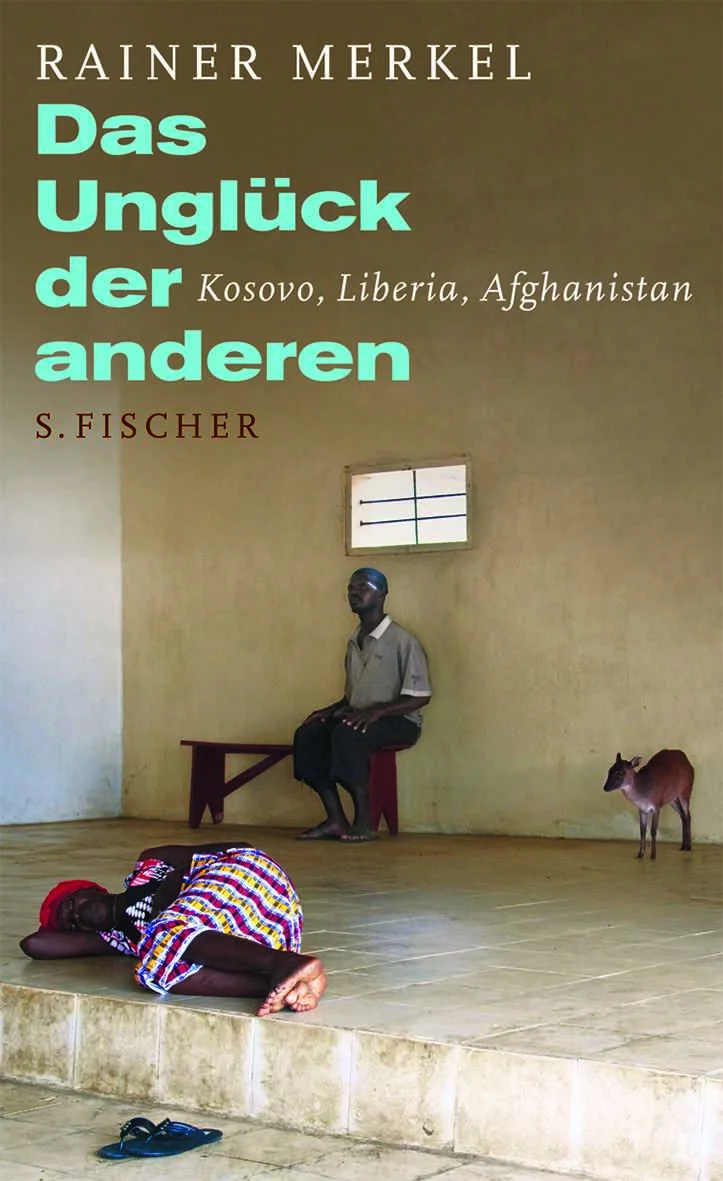 Reisen in die Krise Oder Der Rausch des HelfensRainer Merkel, der ein Jahr lang als Mitarbeiter bei der Hilfsorganisation Cap Anamur in einer Psychiatrie in Liberia gearbeitet hat, reist in drei vom Krieg verwüstete Länder. In seinen Reportagen fragt er, welche Anziehungskraft Traumata und Gewalt auf Menschen haben können. Friedensarbeiter, Traumatherapeut oder Bundeswehrsoldat: Sie alle suchen die Grenzerfahrung, die nicht intensiv genug sein kann. Als »Embedded Journalist« im Feldlager der Bundeswehr in Afghanistan wird Merkel plötzlich mit seiner eigenen Geschichte und seinen eigenen Traumata konfrontiert. Es zeigt sich, dass das Unglück der anderen unsere Trauer ist.