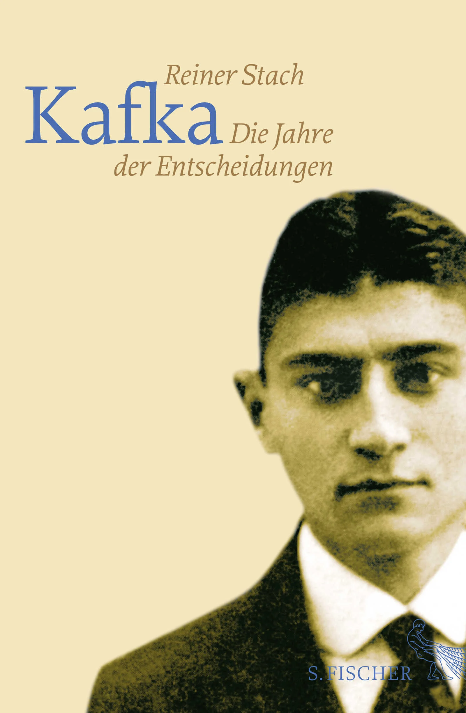 1910 bis 1915: Dies sind die Jahre, in denen sich der junge, ungebundene, beeinflussbare Kafka verwandelt in den verantwortungsbewussten Beamten und zugleich in den Meister des präzisen Alptraums und des ›kafkaesken‹ Humors. In kürzester Frist entstehen ›Das Urteil‹, ›Die Verwandlung‹, ›Der Verschollene‹ und ›Der Process‹, und in rascher Folge werden alle Weichen gestellt, die Kafkas weiteren Weg bis zum Ende bestimmen werden: die Begegnung mit dem religiösen Judentum, die ersten Schritte in die Öffentlichkeit, die Katastrophe des Kriegsausbruchs und vor allem die verzweifelt umkämpfte und dann doch scheiternde Beziehung zu Felice Bauer. Es sind Jahre beispielloser Intensität: das Zentrum von Kafkas Existenz.Stachs Schilderung ist atmosphärisch dicht und bietet Panoramablicke über Kafkas Welt ebenso wie Nahaufnahmen aus seinem Alltag, wobei auch neueste, bisher unveröffentlichte Forschungsergebnisse aufgenommen werden. Die bildhafte Erzählweise, die den Leser alle Entscheidungssituationen fast filmisch miterleben lässt, setzt neue Maßstäbe in der deutschsprachigen Biographik.