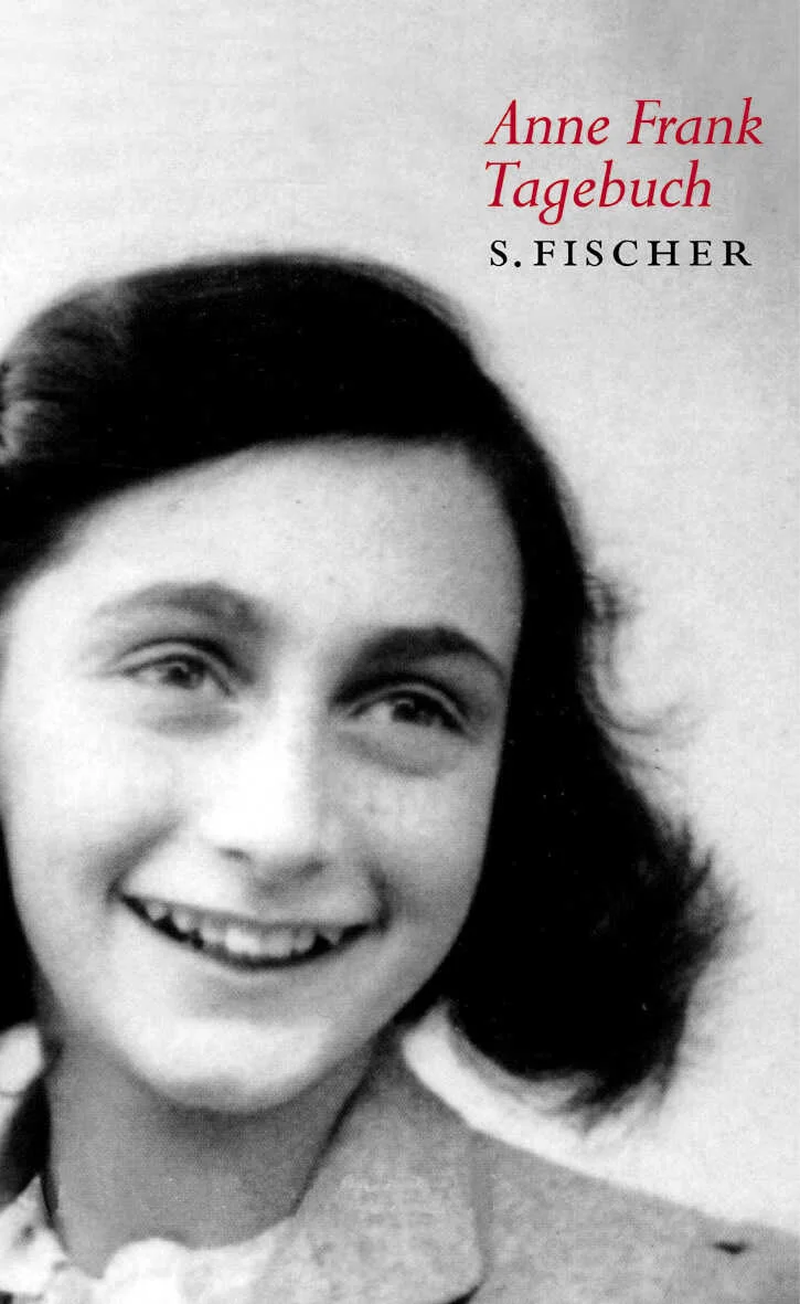 Die weltweit gültige und verbindliche Fassung des Tagebuchs der Anne Frank, autorisiert vom Anne Frank Fonds Basel.Das Tagebuch von Anne Frank ist Symbol und Dokument zugleich. Symbol für den Völkermord an den Juden durch die Nazi-Verbrecher und Dokument der Lebenswelt einer einzigartig begabten jungen Schriftstellerin.Die vorliegende Ausgabe ist die einzige vom Anne Frank Fonds in Basel autorisierte Fassung des Tagebuchs, von dem es eine erste und eine zweite, spätere Version gibt, die beide von Anne Frank selbst stammen. Sie hatte das von ihr über mehr als zwei Jahre geführte Tagebuch zu einem späteren Zeitpunkt überarbeitet, weil die erste Fassung ihren schriftstellerischen Ansprüchen nicht mehr genügte.Diese Ausgabe enthält den von Anne Frank überarbeiteten Tagebuchtext samt den unverändert aus der ersten Fassung übernommenen Teilen, ohne jene Auslassungen, die Annes Vater Otto Frank aus Diskretion vorgenommen hatte. Mirjam Pressler hat dafür eine neue, dem ungekünstelten Stil des Originals adäquate Übersetzung erarbeitet.Dieser vollständige Text, dessen Authentizität seit der kompletten Wiedergabe aller Werkfassungen in der kritischen Ausgabe der ›Tagebücher der Anne Frank‹ (S. Fischer Verlag, Frankfurt am Main 1988) unbestritten ist, vermittelt ein eindrucksvolles Bild von Anne Franks Gefühls- und Gedankenwelt und nicht zuletzt von ihren Fortschritten als Schriftstellerin.»…werde ich jemals Journalistin und Schriftstellerin werden? Ich hoffe es, ich hoffe es so sehr! Mit Schreiben kann ich alles ausdrücken, meine Gedanken, meine Ideale und meine Phantasien.« Anne Frank, 5. April 1944Überblick über die Versionen der Tagebücher:Anne Frank hat zwei fragmentarische Tagebuchversionen hinterlassen: Version a und Version bVersion a ist der ursprüngliche Tagebuchtext von Anne Frank. Version b ist Anne Franks unvollendete Bearbeitung der Tagebuch-Texte, mit der sie eine etwaige Publikation vorbereitet hat. Version b wurde 1986 erstmals publiziert. Seit kurzem wird dieses Fragment als Romanentwurf bezeichnet. Version c war die erste Fassung des Tagebuchs, die Otto Frank nach dem Krieg 1947 veröffentlichte. Otto Frank, der seine gesamte Familie verloren hatte, bereinigte den Text von Stellen, die für ihn das Andenken an seine Familie schmälerten. Die Version c ist seit 1990 nicht mehr lieferbar. Version d ist die so genannte Leseausgabe der Tagebücher, die vom Anne Frank Fonds autorisiert wurde und die Versionen a und b in eine Fassung überführt, so dass die Tagebuchtexte ungekürzt zur Verfügung stehen. Diese Version hat die Version c abgelöst und ist seit 1991 die weltweit verbindliche Grundlage für die Übersetzungen des Tagebuchs in über 80 Sprachen, in über 100 Ländern. Alle Versionen der Tagebücher – außer der Version c – sind in verschiedenen Ausgaben in der Übersetzung von Mirjam Pressler im S. Fischer Verlag lieferbar.