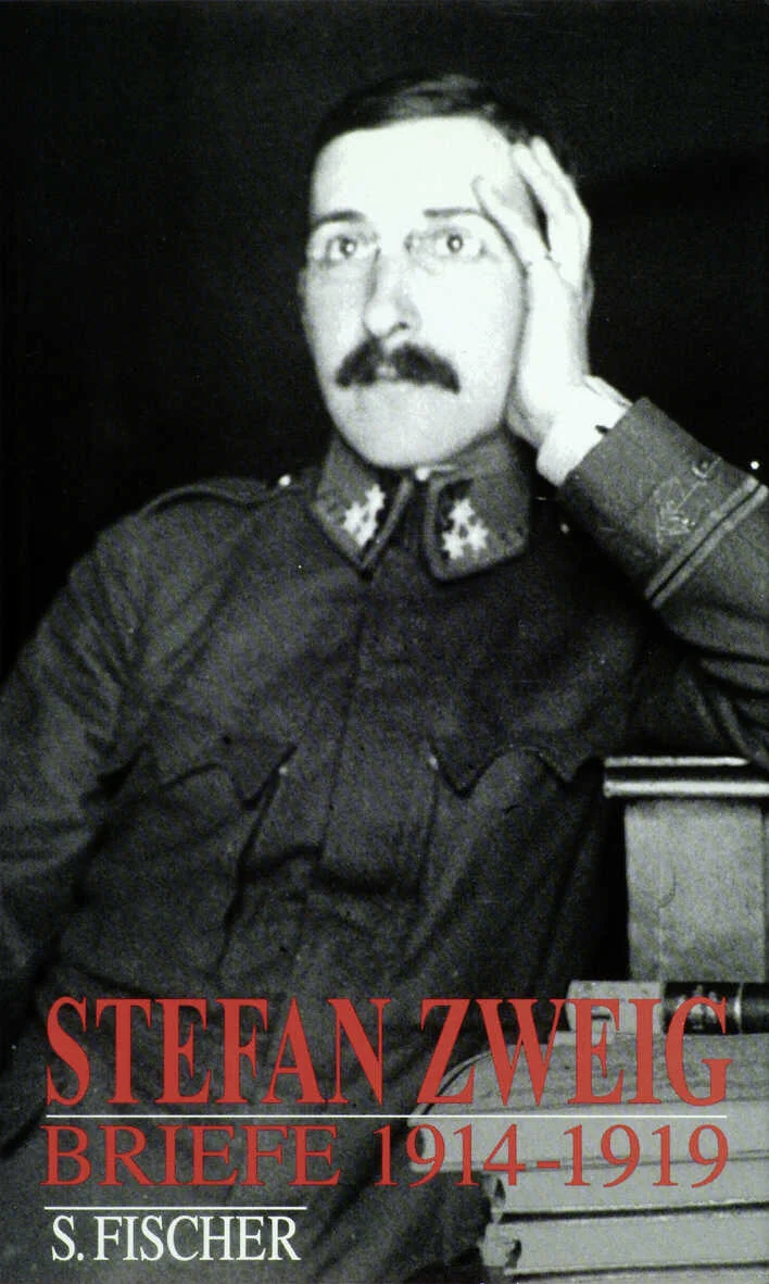 Der zweite von insgesamt vier Bänden dieser Auswahlausgabe von Briefen Stefan Zweigs setzt mit August 1914, dem Ausbruch des Ersten Weltkriegs, ein und endet im Dezember 1919. Hatte der erste Band (1897–1914) Zweigs Entwicklung seiner Individualität und seines künstlerischen Schaffens dokumentiert, so liegt in diesem Band, dem Zeitraum entsprechend, der Schwerpunkt auf seiner politischen Einstellung und Haltung. Stefan Zweig läßt sich – trotz gelegentlicher kritischer, skeptischer Äußerungen in Briefen an Freunde – vom Rausch des Patriotismus hinreißen, bis Ende 1915 »jeder das Endlose dieses Krieges« und dessen »Sinnlosigkeit« spürt. Danach setzt er sich, stärker noch als bisher, in Briefen an Romain Rolland für eine europäische Verständigung nach dem Ende des Krieges ein. Dessen ungeachtet nimmt er zur gleichen Zeit seinen Auftrag als Freiwilliger im k. u. k. Kriegsarchiv in Wien äußerst ernst – Stefan Zweig war bei allen Musterungen immer wieder als kriegsuntauglich eingestuft worden – , wohl nicht zuletzt aus Sorge, dennoch an die Front abkommandiert zu werden. Seine wichtigsten Werke, die in diesen Jahren entstehen, sind das gegen den Krieg gerichtete Drama Jeremias und der Dostojewski-Essay.