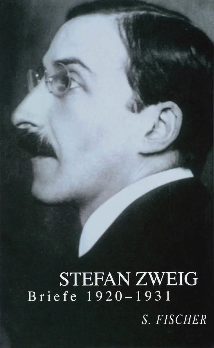 Dieser Band beginnt mit der Eheschließung Stefan Zweigs. Die frühen Jahre der Weimarer Republik mit den politisch motivierten Morden an Matthias Erzberger und an Walther Rathenau, erschüttern ihn sehr, innerlich distanziert er sich mehr und mehr. Dieses Jahrzehnt bringt ihm die große Reise nach Rußland – Anlaß ist Tolstois 100. Geburtstag – und damit verbunden die Begegnung und Freundschaft mit Maxim Gorki. Doch Stefan Zweig hat auch Phasen tiefer Depression und große menschliche Verluste zu verkraften: den Tod des bewunderten Rainer Maria Rilke und den des im Werk nicht minder geschätzten Hugo von Hofmannsthal. Der Band endet 1931 mit dem Brief an Richard Strauss, in dem er den Plan des Librettos zur komischen Oper ›Die schweigsame Frau‹ entwickelt, die 1935 in Dresden uraufgeführt wird.