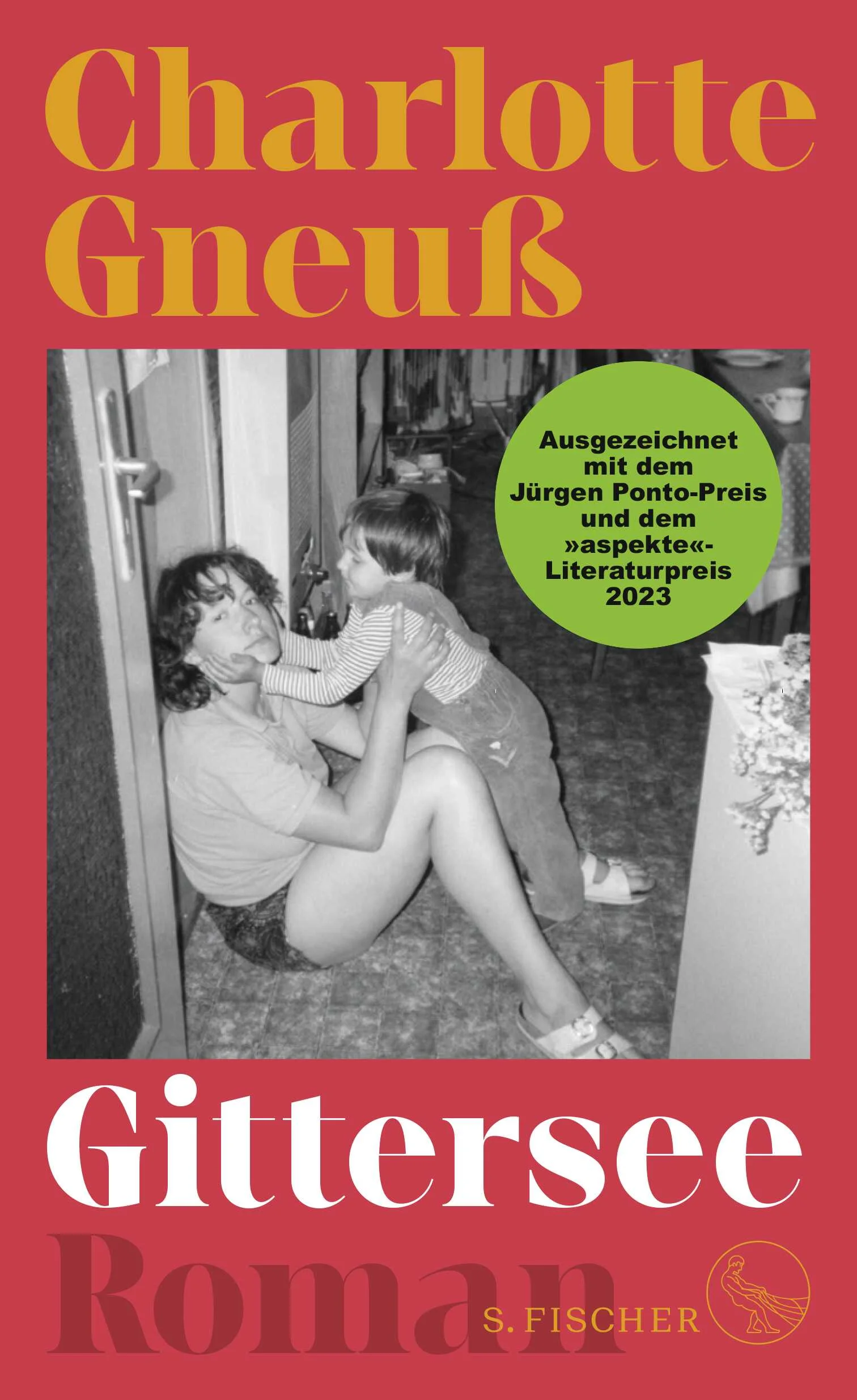 1976, im Dresdner Vorort Gittersee: Karin ist 16, hütet ihre kleine Schwester und hilft der renitenten Großmutter im Haushalt, die ihrer Zeit als Blitzmädel hinterhertrauert. Karins Vater verzweifelt an der Reparatur seines Škodas wie an der des Familienlebens, und ihre Mutter würde am liebsten ein anderes Leben führen. Aufgehoben fühlt sich Karin bei ihrer Freundin Marie, dem einzigen Mädchen in der Klasse, das später nicht etwas machen, sondern etwas werden will: die erste Frau auf dem Mond. Und Karin ist verliebt: in ihren Freund Paul, der gerne Künstler wäre, aber im Schacht bei der Wismut arbeitet. Als Paul zu einem Ausflug aufbricht und nicht mehr zurückkommt, stehen eines Nachts zwei Uniformierte vor der Tür, und Karins Welt gerät aus den Fugen. In diesem eindringlichen Debütroman erzählt Charlotte Gneuß von einer Welt, die es nicht mehr gibt und von der Frage, ob Unschuld möglich ist.Ausgezeichnet mit dem »aspekte«-Literaturpreis, dem Jürgen Ponto-Preis 2023 und dem Nicolas-Born-Debütpreis 2024