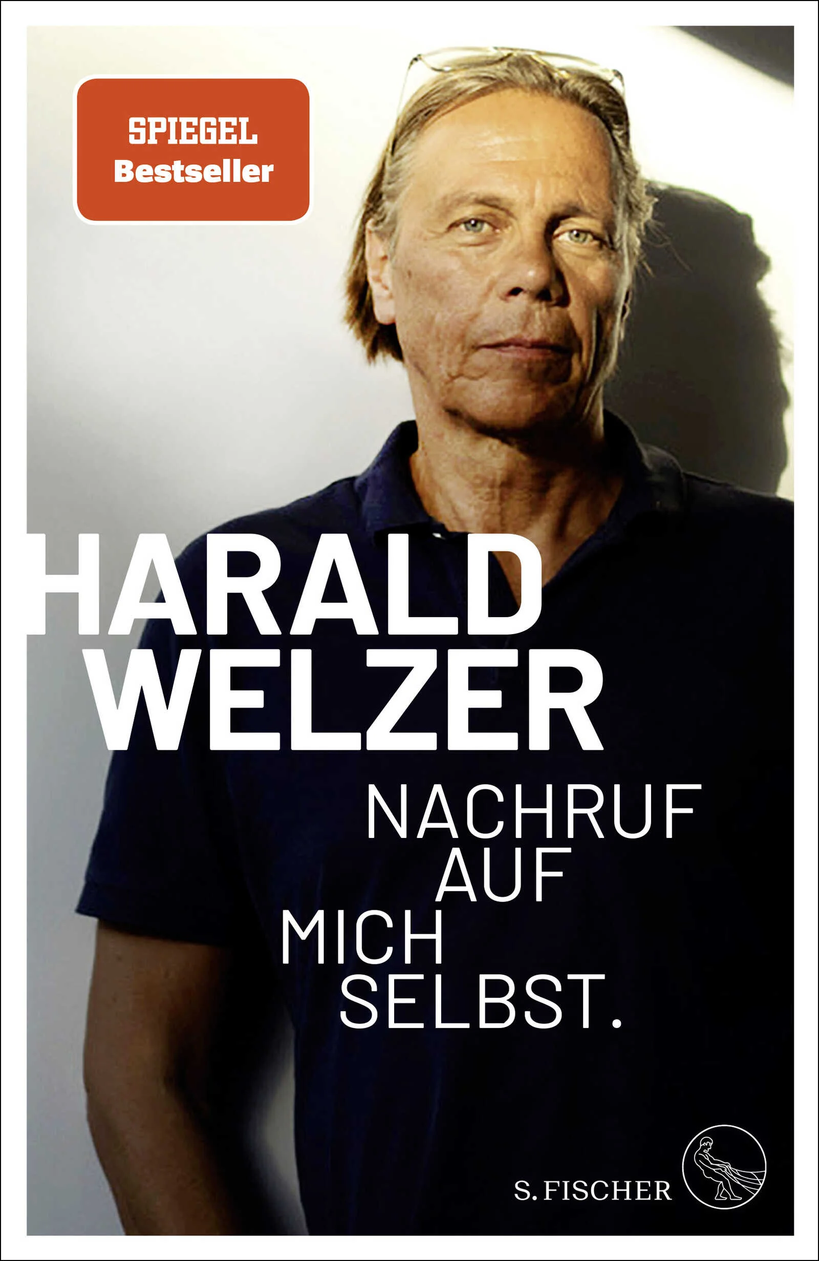 Bestseller-Autor Harald Welzer stellt fest, dass unsere Kultur kein Konzept vom Aufhören hat. Deshalb baut sie Autobahnen und Flughäfen für Zukünfte, in denen es keine Autos und Flughäfen mehr geben wird. Und sie versucht, unsere Zukunftsprobleme durch Optimierung zu lösen, obwohl ein optimiertes Falsches immer noch falsch ist. Damit verbaut sie viele Möglichkeiten, das Leben durch Weglassen und Aufhören besser zu machen. Diese Kultur hat den Tod genauso zur Privatangelegenheit gemacht, wie sie die Begrenztheit der Erde verbissen ignoriert. Harald Welzer zeigt in einer faszinierenden Montage aus wissenschaftlichen Befunden, psychologischen Einsichten und persönlichen Geschichten, wie man aus den Absurditäten dieser gesellschaftlichen Entwicklung herausfindet. Man muss rechtzeitig einen Nachruf auf sich selbst schreiben, damit man weiß, wie man gelebt haben will.