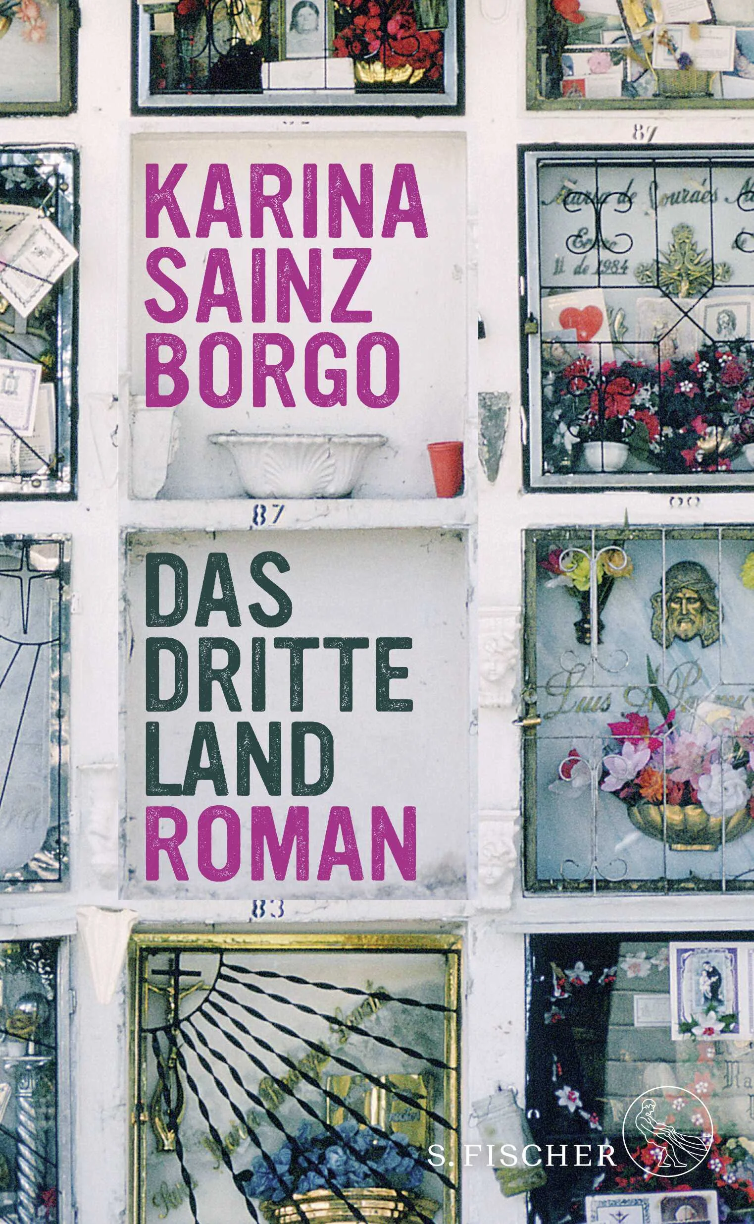 »Das dritte Land« ist der zweite Roman von Karina Sainz Borgo; ihr Debüt »Nacht in Caracas« wurde zu einem Welterfolg.Angustias Romero ist auf der Flucht vor der Seuche. Mit ihrem Mann und den siebenmonatigen Zwillingen auf dem Rücken ist sie unterwegs in die Berge, auf dem Weg ins rettende Nachbarland. Überall Beschwernis, Hitze und Staub. Die beiden Kinder überleben die Reise nicht.An der Grenze unterhält Visitación Salazar einen illegalen Friedhof: Das dritte Land. Gegen den Widerstand von Kartellen und Todesschwadronen bietet sie den Ausgestoßenen einen Grabplatz. Hier endlich findet die Mutter für die toten Zwillinge einen Ort. Sie beschließt, bei ihnen zu bleiben und die Totengräberin in ihrem Kampf zu unterstützen.Mit der Wucht einer antiken Tragödie erzählt Karina Sainz Borgo von Flucht und Hoffnung auf Rettung, mit ihrem Roman setzt sie der realen Totengräberin im »dritten Land« ein Denkmal.Der Roman wurde 2023 mit dem Prix Jan Michalski ausgezeichnet.