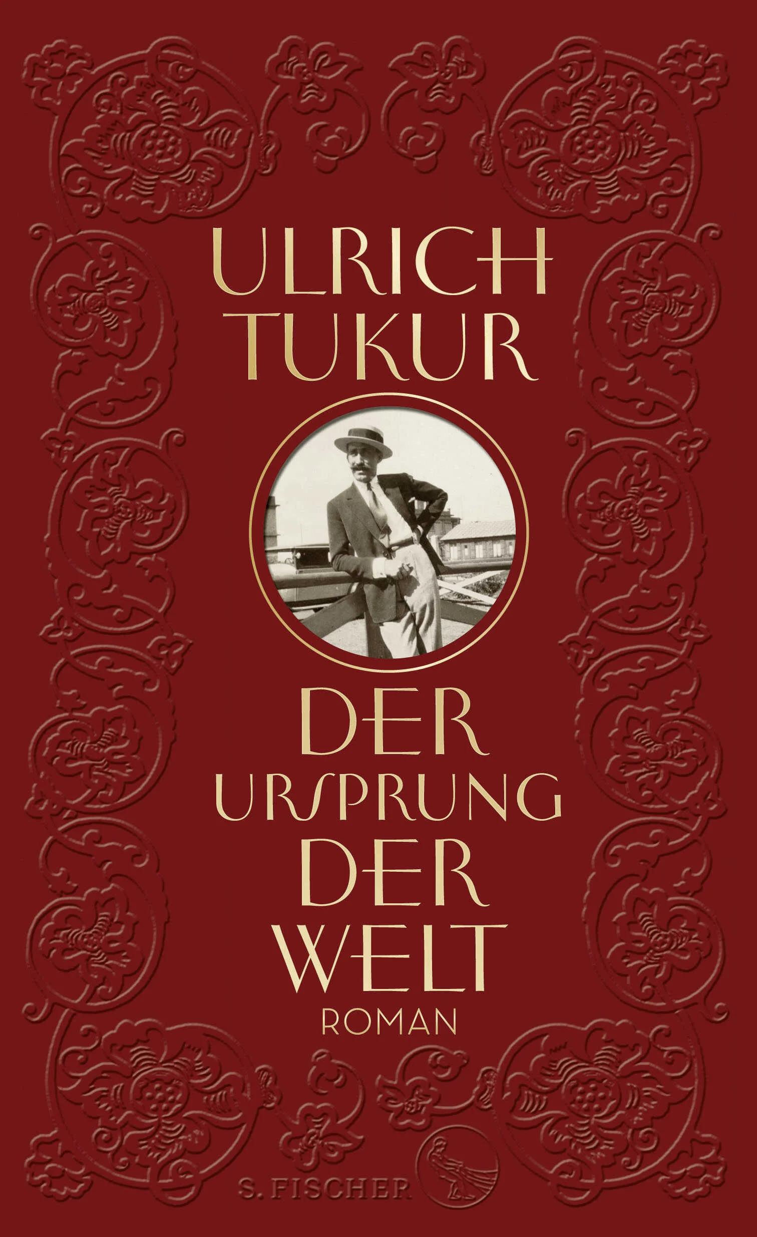 Das ist nicht mehr die Welt von Paul Goullet: Er, der alte Bücher und Bilder liebt, die Schönheit, den Traum und die Phantasie, findet sich in einer Zeit, in der in Deutschland das Chaos herrscht. Um dem zu entkommen, reist er nach Paris, aber auch Frankreich hat sich in einen Überwachungsstaat verwandelt. Bei seinen Spaziergängen durch die Stadt stößt Goullet plötzlich auf etwas Unerhörtes: ein altes Photoalbum, dessen Bilder offenbar ihn selbst zeigen, inmitten eleganter Damen und Herren aus den zwanziger Jahren des vorigen Jahrhunderts. Fasziniert setzt er sich auf die Fährte seines Doppelgängers und folgt ihr nach Südfrankreich. Verstörende Visionen und Traumbilder beginnen ihn zu verfolgen, immer wieder scheint er die Zeit zu wechseln und sich in den Mann aus dem Photoalbum zu verwandeln. Und die Hinweise mehren sich, dass dieser ein furchtbares Geheimnis hat.