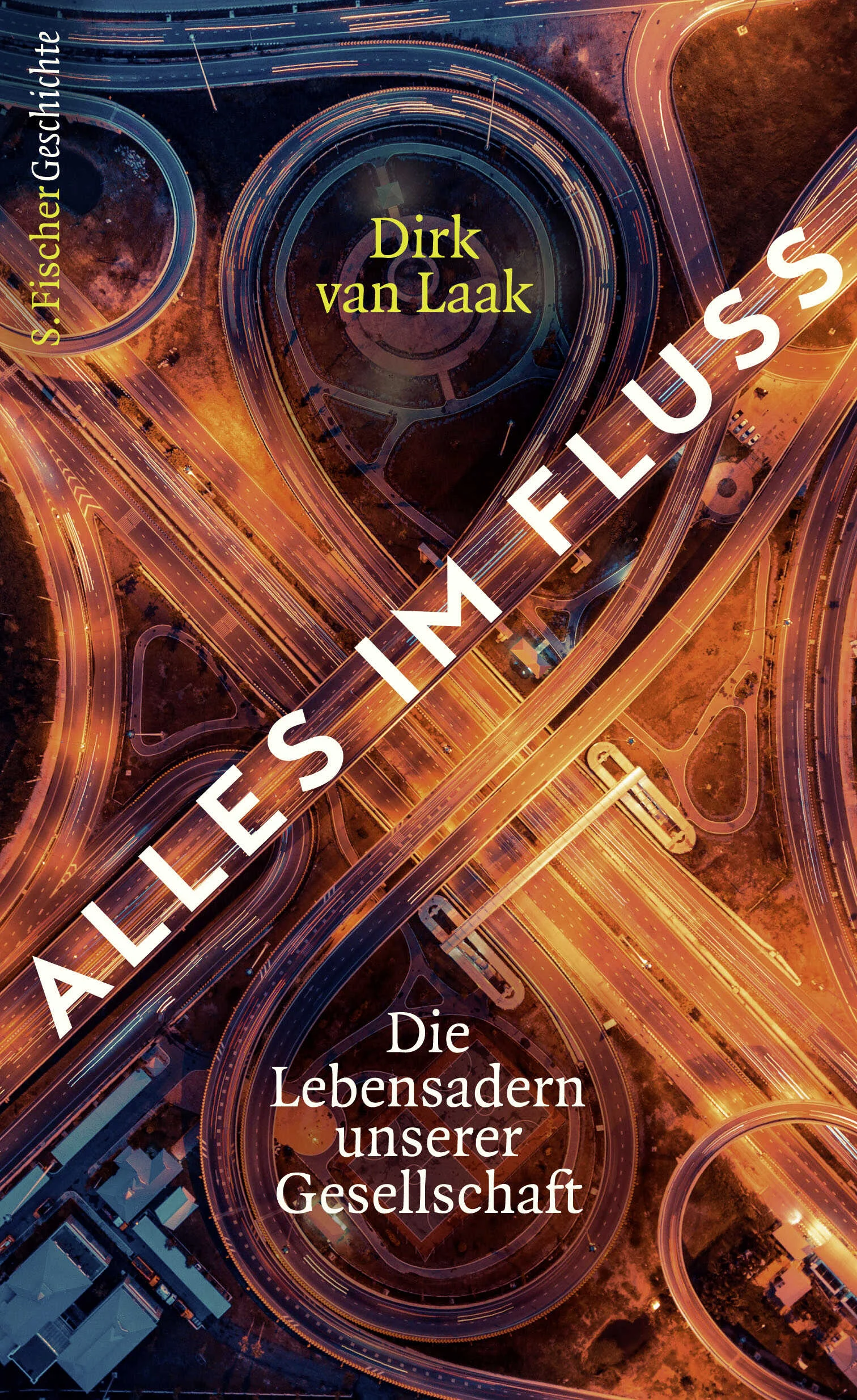Von Brücken und Straßen bis zu Datennetzen: Warum in der Moderne alles fließen muss – eine globale Geschichte der InfrastrukturenSie sind die Lebensadern unserer Zivilisation: Datenautobahnen, Stromversorgung, Kanäle und Satelliten. In einem großen Überblick erzählt der Historiker Dirk van Laak elegant und anekdotenreich, wie diese Netze, Infrastruktur genannt, in den letzten 200 Jahren die Welt und den Alltag verändert haben. Ohne sie wären weder der moderne Haushalt noch TV, Internet und Smartphones, weder Kolonialismus noch Globalisierung möglich gewesen. Doch ob Wasser, Güter oder Verkehr: Alles muss fließen, sonst geht gar nichts mehr. Dabei sind die Infrastrukturen von Anfang an stetig ausgebaut worden – immer mehr, immer schneller ist bis heute die Devise. Dirk van Laak zeigt nicht nur, wie zentral diese oft unterhalb unserer Wahrnehmungsschwelle liegenden Strukturen heute sind. Er führt auch vor Augen, wie wichtig es ist, für die Zukunft Konzepte zu entwickeln, um sie zu betreiben und zu erhalten – und fragt, ob ein Innehalten nicht manchmal klüger wäre als der permanente Ausbau.