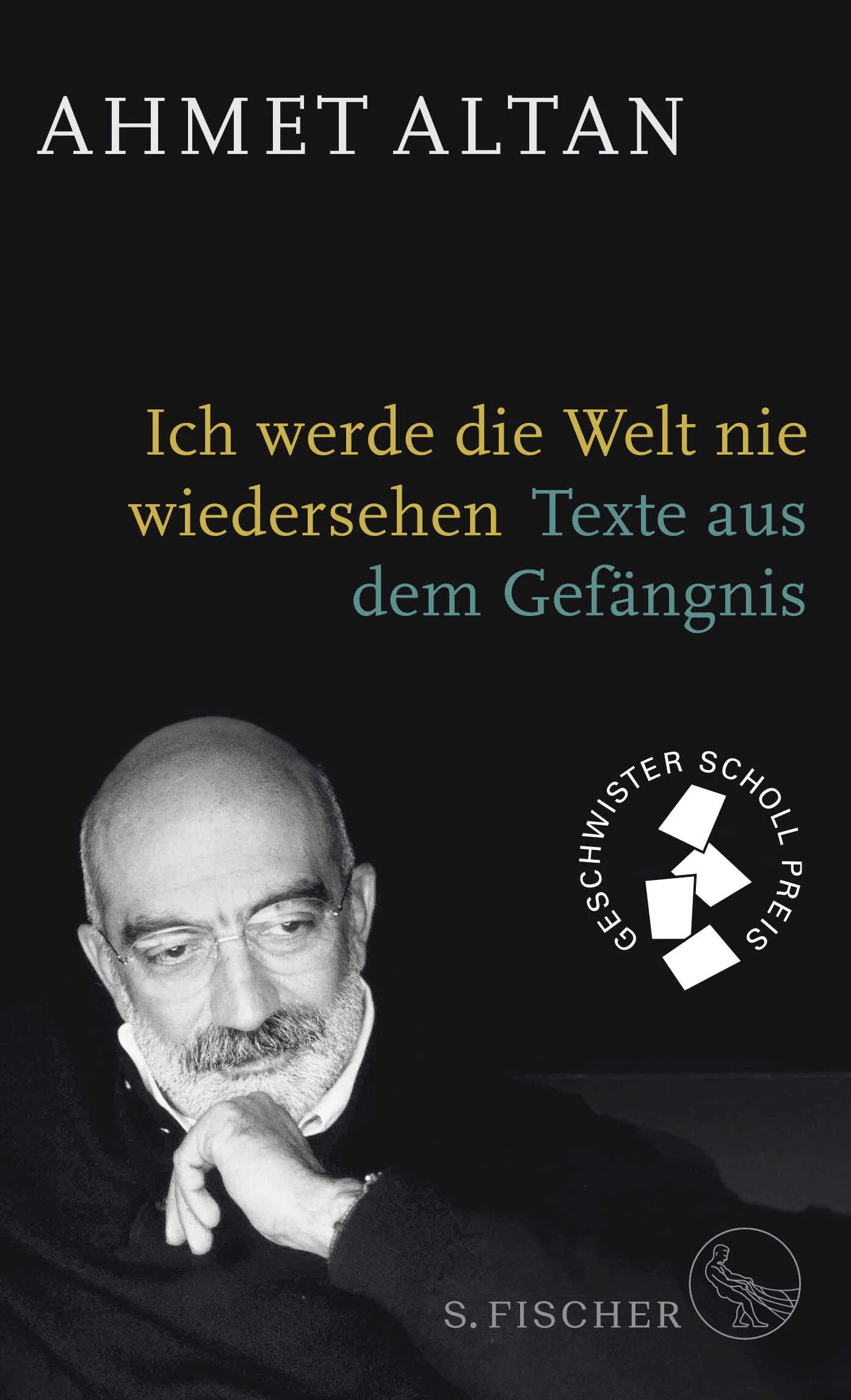 »Ich werde die Welt nie wieder sehen. Ich werde nie wieder den Himmel ohne den Rahmen sehen, den die Wände des Gefängnishofes bilden.« Am 16. Februar 2018 wurde der große türkische Intellektuelle Ahmet Altan in der Türkei zu lebenslanger Haft verurteilt. Altan ist einer der wichtigsten, mutigsten Journalisten der Türkei, der immer offen gesagt hat, was er denkt. Ihm wird vorgeworfen, »unterschwellige Botschaften« über den Putschversuch im Jahr 2016 verbreitet zu haben. Im September 2018 ist im S. Fischer Verlag »Ich werde die Welt nie wieder sehen. Texte aus dem Gefängnis« erschienen. Es ist eine beeindruckende Sammlung teilweise sehr persönlicher, fast philosophischer Texte, in denen Altan auf eindringliche Weise über Freiheit, sein Leben im Gefängnis und die politische Situation in der Türkei schreibt. Ein eindrucksvolles Buch und wichtiges Zeugnis. Zum Erscheinen jährte sich seine Verhaftung zum zweiten Mal, denn seit dem 23. September 2016 sitzt er in Untersuchungshaft.Im November 2019 wurde Ahmet Altan in Abwesenheit mit dem Geschwister-Scholl-Preis ausgezeichnet.