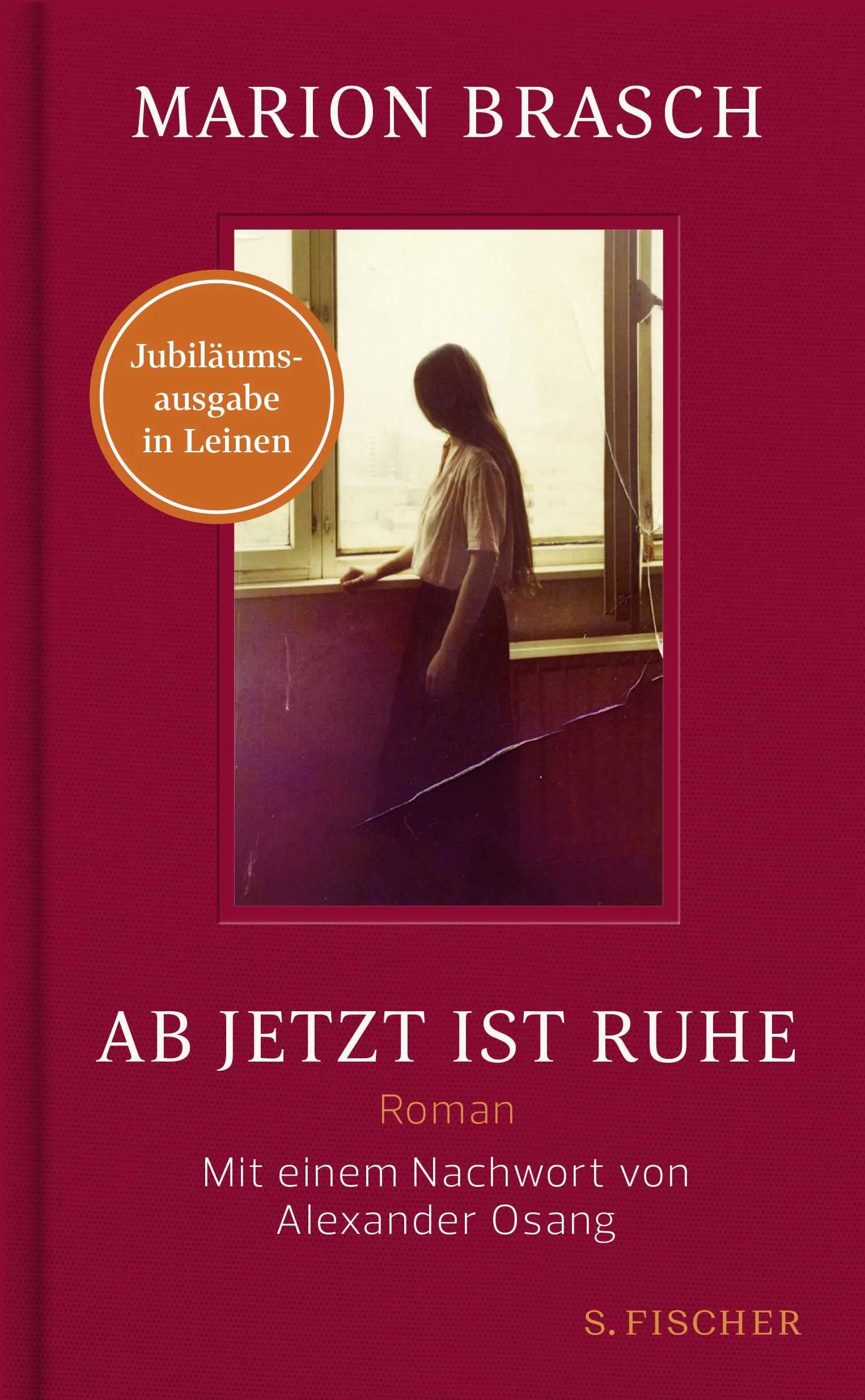 Die Jubiläumsausgabe von Marion Braschs »Ab jetzt ist Ruhe« in edler Ausstattung und mit einem persönlichen Nachwort von Alexander Osang.»Man kann das verschwundene Land hassen und gleichzeitig vermissen, wenn man das Buch liest«, schreibt Alexander Osang über Marion Braschs Roman, der vor über zehn Jahren erschien und für Aufsehen sorgte. Es ist die »große Erzählung einer untergegangenen Welt« namens DDR, die zu zahlreichen Diskussionen, Filmen und Theaterproduktionen rund um die Familie Brasch geführt hat.Marion Braschs Vater war stellvertretender Kulturminister der DDR, die Brüder, darunter Thomas Brasch, wurden als Schriftsteller, Dramatiker und Schauspieler bekannt. Mit überraschender Leichtigkeit erzählt die »kleine Schwester« die dramatischen Ereignisse in ihrer Familie – Erfolg, Revolte, Verlust der drei Brüder – und folgt ihrem Weg durch Abenteuer und Wirren in die eigene Freiheit. 