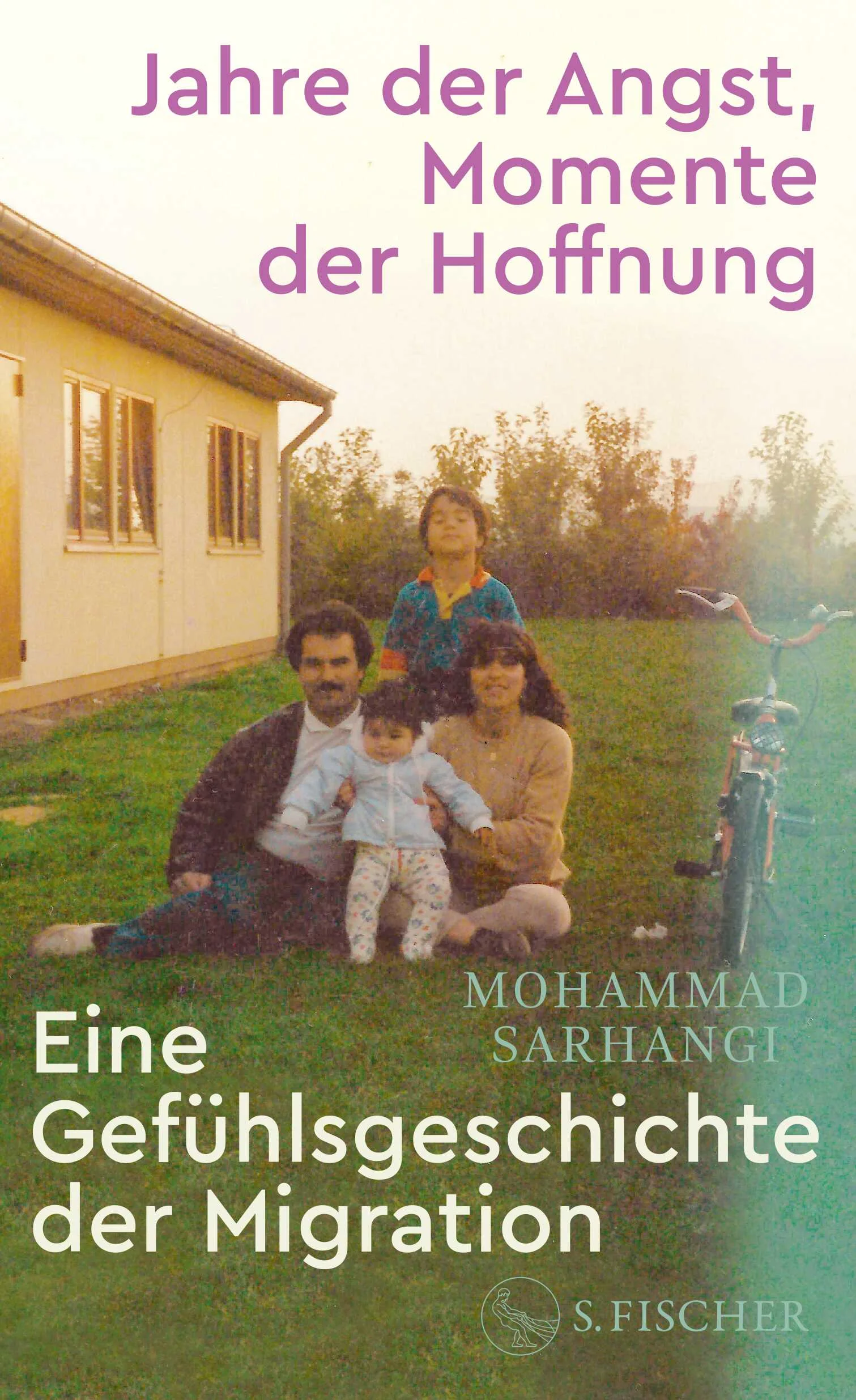 Wie Exil, Fremdheit und Diskriminierung Gefühle prägen»Vom Balkon aus schaute ich auf einen Spielplatz, auf dem Kinder meines Alters umherliefen und sich amüsiert rauften. Nach kurzem Zaudern fragte ich sie, ob ich mitspielen dürfte. Die Antwort war: ›Nein, mit Ausländerkindern spielen wir nicht.‹ Ich weiß nicht mehr, was ich damals empfunden habe. Im Nachhinein war klar: Künftig würde ich in den Spiegel sehen und einen Ausländer erkennen.«Es sind Ereignisse wie diese, die Gefühle der Ausgrenzung produzieren: Angst, Scham, Wut, Verzweiflung, aber auch Sehnsucht und Hoffnung. Der Historiker Mohammad Sarhangi analysiert, inwieweit die vielfältigen Erfahrungen der Migration die Gefühle von Migrant:innen prägen und formen – auch über Generationen hinweg. Eindrücklich verwebt er seine eigenen Erfahrungen mit Oral-History-Interviews und autobiographischen sowie literarischen Publikationen zu einem aufschlussreichen wie berührenden Buch.