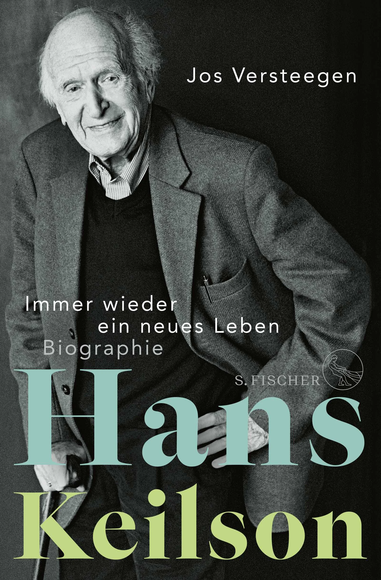 Hans Keilson, geboren 1909 in Bad Freienwalde, war Arzt und Dichter, Sportlehrer und Musiker. 1933 erschien sein erster Roman »Das Leben geht weiter« bei S. FISCHER. Die Flucht in die Niederlande 1936 rettete ihm das Leben.Nach dem Krieg kümmerte sich Hans Keilson um die Traumata von Kriegswaisen – er, dessen Eltern in Auschwitz ermordet wurden. Eine euphorische Kritik in der »New York Times« machte Hans Keilson 2010 weltberühmt, seine Bücher wurden in über 20 Sprachen übersetzt. Er starb 2011 in den Niederlanden. Jos Versteegen vermittelt in seiner Biographie zum ersten Mal ein vollständiges und differenziertes Bild dieses charismatischen Menschen und seines bewegten Lebens.
