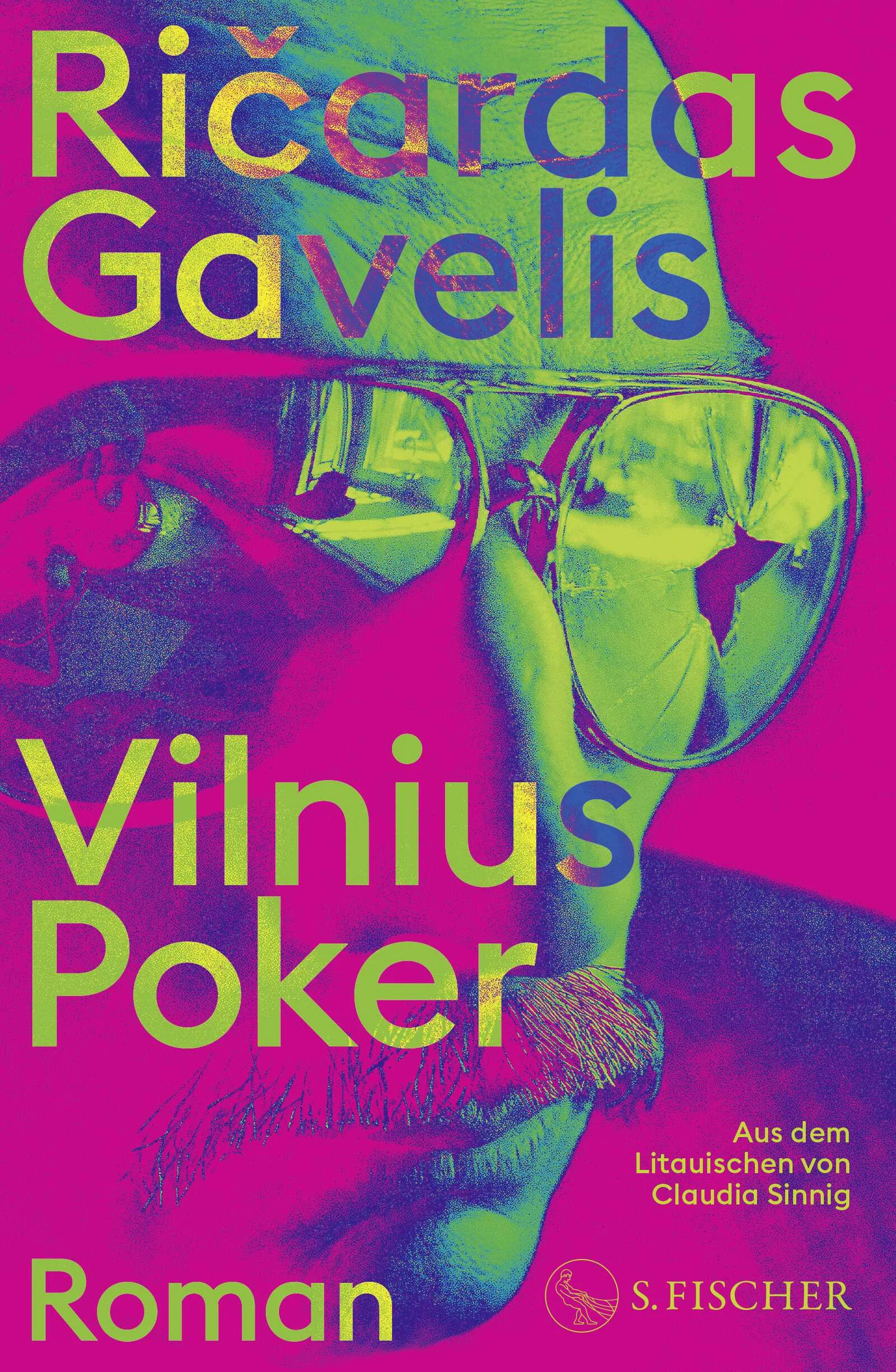 »Vilnius Poker« von Ričardas Gavelis ist die große litauische Wiederentdeckung über die sowjetische Okkupation und was sie im Inneren der Menschen angerichtet hatVytautas Vargalys wurde vor der sowjetischen Besatzung Litauens geboren, avancierte zum Freiheitskämpfer, wurde daraufhin gefoltert und in ein Arbeitslager in Sibirien deportiert. Er überlebt, wird aber fortan von rätselhaften Visionen und Erinnerungen heimgesucht und auch von paranoidem Verfolgungswahn. Denn Vytautas, der seit seiner Rückkehr als Bibliothekar arbeitet, ist überzeugt: Die bröckelnde sowjetische Macht lauert hinter jeder Straßenecke, und jede Vorstellung von Wirklichkeit trägt eine Alternative schon in sich. Seine Affäre mit der Bibliothekskollegin Lolita wird jäh durch einen Mord beendet – und mündet in eine Anklage gegen Vytautas. Im Prozess beschreibt jeder der aufgerufenen Zeugen eine ganz eigene Wahrheit. Wem kann man glauben? Ist es am Ende die eigene Wahrnehmung, die einen täuscht? Das monumentale »Vilnius Poker« ist der wichtigste litauische Roman des 20. Jahrhunderts und ein schillerndes Kaleidoskop, das mit jeder Bewegung ein neues Bild ergibt.