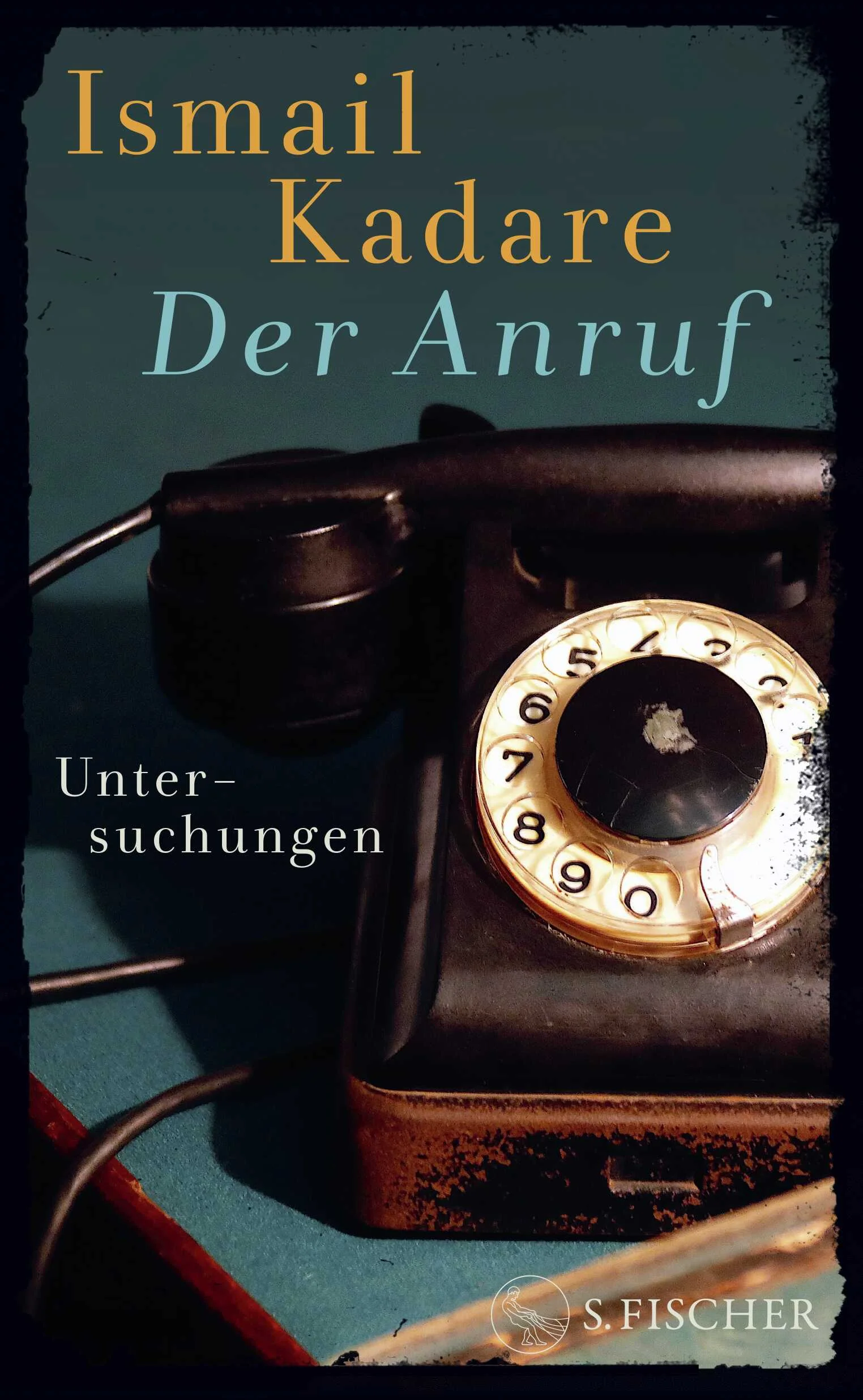 Eines der großen Rätsel des 20. Jahrhunderts und das Lebensrätsel Ismail Kadares1934: Moskau ist ein Labyrinth aus Angst und Verrat. Jeder kann jederzeit verhaftet werden. Auch Ossip Mandelstam, dessen gegen Stalin gerichtetes Gedicht keiner lesen darf, das aber alle kennen. Da ruft Stalin selbst Pasternak an. Drei Minuten dauert das legendäre Telefonat zwischen Diktator und Dichter. Stalin fragt, ob Pasternak Mandelstams giftige Verse kenne. Ja oder nein, jede Antwort führt in eine Falle und entscheidet über Mandelstams Leben oder Tod.  Bis heute ist es ein Rätsel, was Pasternak in diesen drei Minuten sagte: Warum konnte er Mandelstam nicht retten?In Moskau geriet Ismail Kadare während des Studiums in den Bann dieser Frage. Als albanischer Schriftsteller kennt er die dunklen Schatten der Macht und die Konfrontation von Politik und Kunst. Das Telefonat, das er wie in einem Kriminalroman bis in die kleinsten Details seziert, spiegelt ihm sein Lebensrätsel wider.»Die wohl ultimative mythische Anekdote aus der stalinistischen Ära« Slavoj Žižek