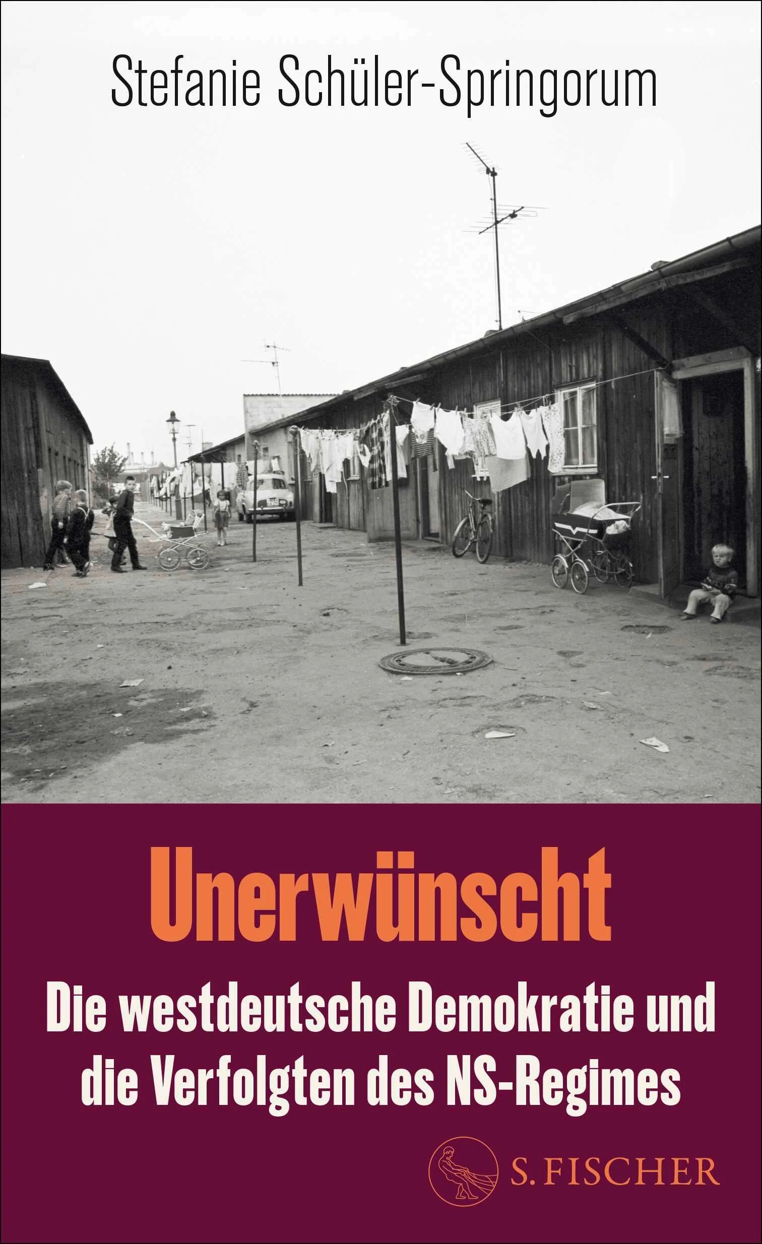 Die renommierte Historikern Stefanie Schüler-Springorum stellt erstmals die westdeutsche Nachkriegsgesellschaft aus Sicht der Menschen dar, die im Nationalsozialismus verfolgt wurden. Damit erzählt sie eine bislang weitgehend ausgeblendete Geschichte. Sie schildert die Erfahrungen von überlebenden Juden und Sinti und Roma, von ehemaligen Zwangsarbeitern und Homosexuellen im westlichen Teil Deutschlands in den ersten Nachkriegsjahrzehnten.Es gab nach 1945 nicht weniger Antisemitismus und Rassismus, nicht weniger Hass auf Homosexuelle als während des NS, sondern wahrscheinlich sogar mehr. So war die Rede von »marodierenden« befreiten Osteuropäern, wenn es um ehemalige Zwangsarbeiter ging, oder von »feilschenden« jüdischen DPs auf dem Münchner Schwarzmarkt. Sinti und Roma waren während des Nationalsozialismus lückenlos registriert worden. Die 30.000 Namen umfassende Kartei wurde in der Bundesrepublik weiter für polizeiliche Maßnahmen verwendet. Auch Homosexuelle wurden weiterhin strafrechtlich verfolgt, bis 1969 auf Grundlage des § 175 in der Fassung von 1935.Das gängige Bild von der gelungenen Demokratisierung der Bundesrepublik bekommt durch diese Geschichten einen Riss. Die Erfahrungen der ehmals Verfolgten zeigen, dass der Hass und die Ressentiments gegen sie nicht einfach verschwanden, sie waren tief im Denken der Menschen verankert und sind es zum Teil bis heute. Die Gründe und Funktionen dieser Einstellungen mögen sehr unterschiedlich sein, doch sie haben eines gemeinsam: den Wunsch der Mehrheitsgesellschaft, dass die betroffenen Menschen nicht da sein sollten.