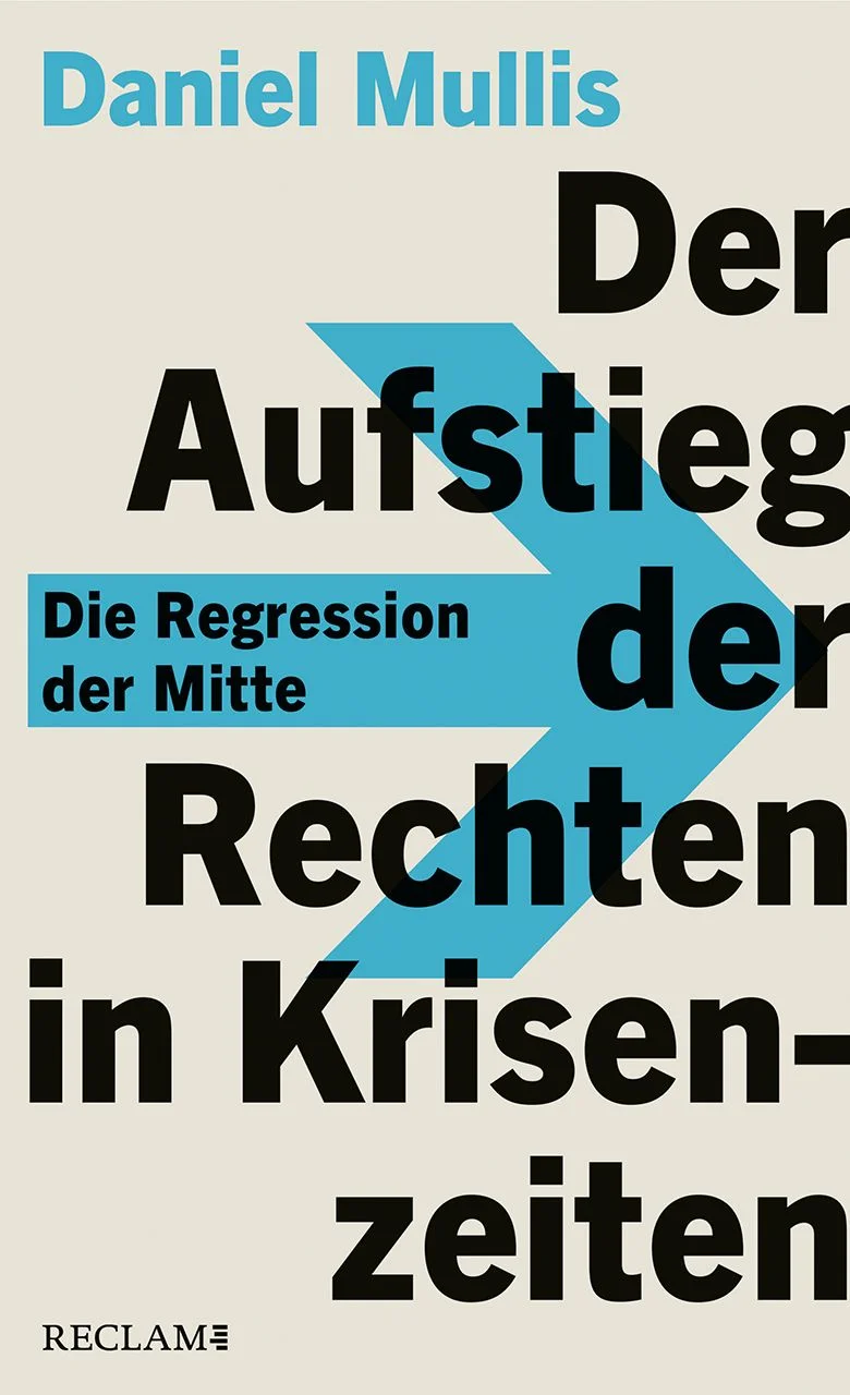 Platz 3 der Sachbuch-Bestenliste Juli–August 2024 von ZDF, Deutschlandfunk Kultur und DIE ZEIT Wie gefährdet ist die Mitte der Gesellschaft?Warum sind rechte und rechtsextreme Bewegungen in Krisenzeiten so erfolgreich? Mit welchen Strategien überzeugen sie die Mehrheit davon, dass die Verteidigung der eigenen Privilegien wichtiger ist als Solidarität oder Verzicht? Der Sozialwissenschaftler Daniel Mullis untersucht, für welche Botschaften die gesellschaftliche Mitte empfänglich ist. In zahlreichen Gesprächen arbeitet er die bundesdeutsche Befindlichkeit unserer Gegenwart heraus. Und er fragt danach, wie progressive Politik in unsicheren Zeiten gelingen kann. »Dieses Buch ist Ergebnis meiner Bemühungen zu verstehen, was in der Mitte der Gesellschaft passiert ist, dass die Rechte derart erstarken konnte … Wir gingen den sozialen Dynamiken, Konflikten und Glückserwartungen nach, in deren Gefüge sich der Aufstieg der Rechten vollzog und weiter vollzieht. Dabei fokussierten wir bewusst auf die sogenannte Mitte und befragten Menschen aller politischen Couleurs. Was zutage trat und was ich hier als Regression der Mitte beschreiben werde, beunruhigt mich zutiefst, zumal klar wurde, wie stark das rechte Rauschen die Gesellschaft mittlerweile durchzieht.«