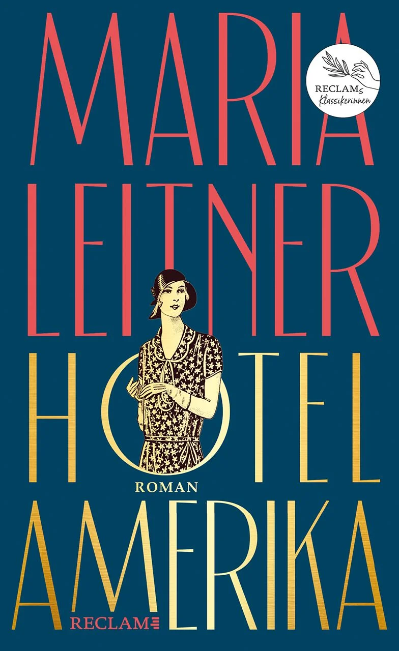 Die Kehrseite des Amerikanischen TraumsDer Traum vom Wohlstand hat sich für die meisten Figuren in Maria Leitners Hotel Amerika noch lange nicht erfüllt – unter harten Bedingungen schuften die irische Wäscherin Shirley, das schwedische Zimmermädchen Ingrid oder der deutsche Küchenjunge Fritz in einem New Yorker Luxushotel. Der Roman erzählt einen Tag aus ihrem Leben, der zunächst ganz normal mit den Vorbereitungen einer Hochzeitsfeier beginnt. Doch dann wird die Braut erpresst, eine zarte Liebesgeschichte zwischen Fritz und Shirley bahnt sich an und in der Kantine wird der Aufstand geprobt … Maria Leitners Debütroman war 1930 ein großer Erfolg und wurde in mehrere Sprachen übersetzt, bevor ihn die Nationalsozialisten aus dem Verkehr zogen. »Der weibliche Günter Wallraff der Weimarer Republik und eine Pionierin der Undercover-Reportage.« Hans Schmid, Telepolis