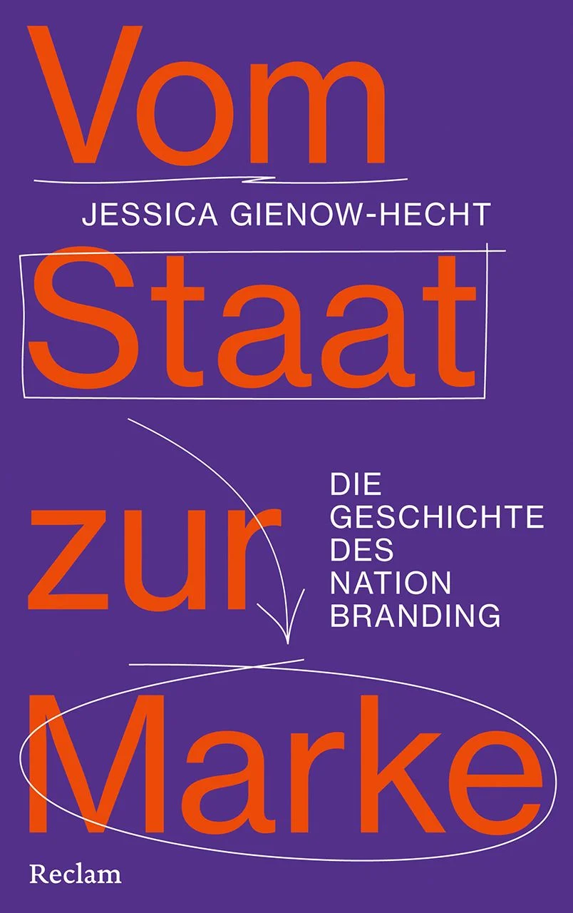 Wenn Staaten sich vermarkten Mit Videos, Postern und Slogans wie »Deutschland – Land der Ideen«, »Du hast Spanien verdient« oder »Die Neuen Philippinen« inszenieren sich heute Staaten wie globale Marken. Doch das sogenannte »Nation Branding« ist überhaupt keine neue Erfindung. Spätestens seit dem Ersten Weltkrieg nutzen Staaten gezielt und systematisch Imagekampagnen, um ihre Kultur, Geschichte und Bevölkerung international in Szene zu setzen.Jessica Gienow-Hecht zeigt erstmals umfassend, wie Demokratien und Diktaturen ihre Selbstdarstellung einsetzen, um internationale Wertschätzung, politische Allianzen, Investitionen, Fachkräfte und Touristen zu gewinnen – und auch die eigene Bevölkerung zu beeinflussen. Das Spektrum der Staaten reicht dabei von großen Ländern wie die »Marke USA« oder China über bekannte Brands wie Großbritannien und Thailand bis hin zu kleinen oder weniger bekannten Ländern wie z. B. Tuvalu, Kasachstan oder Simbabwe. »Wie kommt es, dass wir in einer Welt leben, in der die Marke das Image eines Landes bestimmt? Einer Welt, in der Staaten Millionen von Steuergeldern für Imagepflege ausgeben? Wo führt das hin?«Jessica Gienow-Hecht
