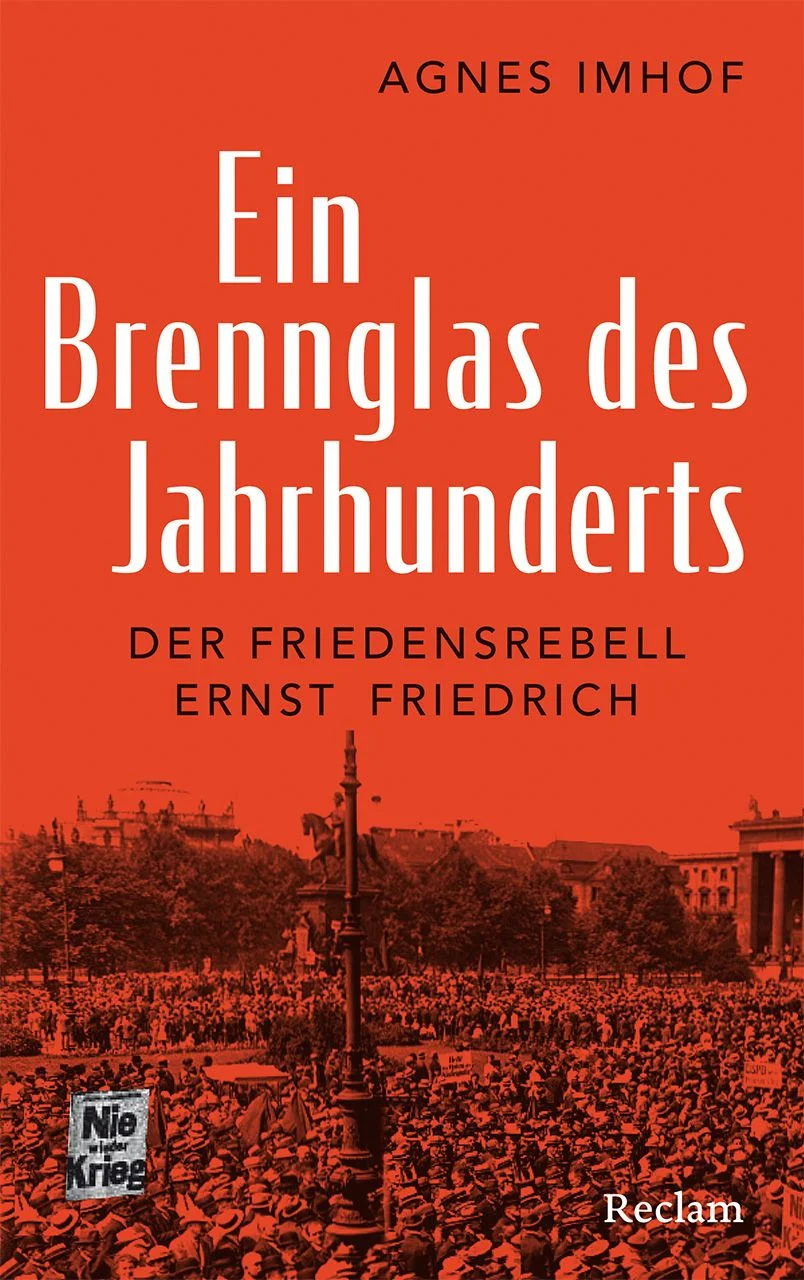 Krieg dem Kriege und ein Leben für den Frieden Ernst Friedrich (1894–1967) führte ein Leben, in dem sich die die erste Hälfte des 20. Jahrhunderts spiegelt. Vom Kleinbürger, der sich als Arbeiterkind ausgab, zum Anarchopazifisten, vom Schauspieler zum Gründer des ersten Antikriegsmuseums: Friedrichs Weg führte ihn durch die Grauen des Ersten Weltkriegs und die Wirren der Weimarer Republik, der Nazizeit und ins Exil.Agnes Imhof schildert seine Biografie so fesselnd wie eindrücklich und beleuchtet seinen unermüdlichen Kampf für Frieden und Freiheit, den er mit politischem Engagement und einzigartigem Lebensmut verband. Die erste umfassende Biografie über Ernst Friedrich, einen Wegbereiter des Pazifismus Ein faszinierendes Kaleidoskop der Weimarer Republik und der Friedensbewegung