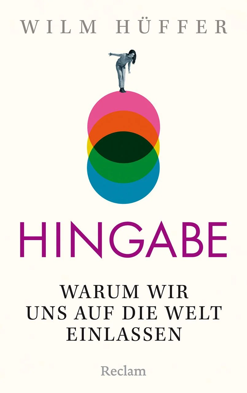 Der Weg zu einem erfüllteren Leben Lasse ich mich voll auf etwas ein – mit allen Risiken? Oder bleibe ich cool, lege mich lieber nicht fest? Hingabe kann wunderbar sein. Alles geben aus Liebe, für die Berufung, für eine Lebensaufgabe – wer möchte das nicht? Aber Hingabe ist nicht ungefährlich. Was, wenn es das Falsche ist? Wenn ich mein eigenes Leben verspiele? Wilm Hüffer zeigt, wie echte Hingabe gelingen kann: in einer Balance von Selbstinteresse und Verantwortung. Ein kluger Essay über unser Verhältnis zur Welt Ein Buch für Sinnsucher und Nachdenkliche