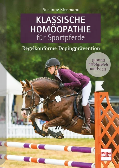 Welchen Nutzen hat die klassische Homöopathie beim Sportpferd? Wie unterscheidet sie sich von der konventionellen Tiermedizin und geht beides zusammen? Welche Behandlungsmöglichkeiten bestehen im Akutfall, z.B. auf dem Turnier, ohne in Konflikt mit den geltenden Dopingregeln zu geraten? Diesen Fragen geht Susanne Kleemann nach. Sie spannt den Bogen von Samuel Hahnemann, dem Begründer der Homöopathie, bis in den modernen Sportstall und gibt anhand konkreter Krankheitsbilder einen Einblick in die Möglichkeiten der klassischen Homöopathie. Dabei stellt sie homöopathische Mittel vor und nennt interessante Beispiele aus der Praxis.