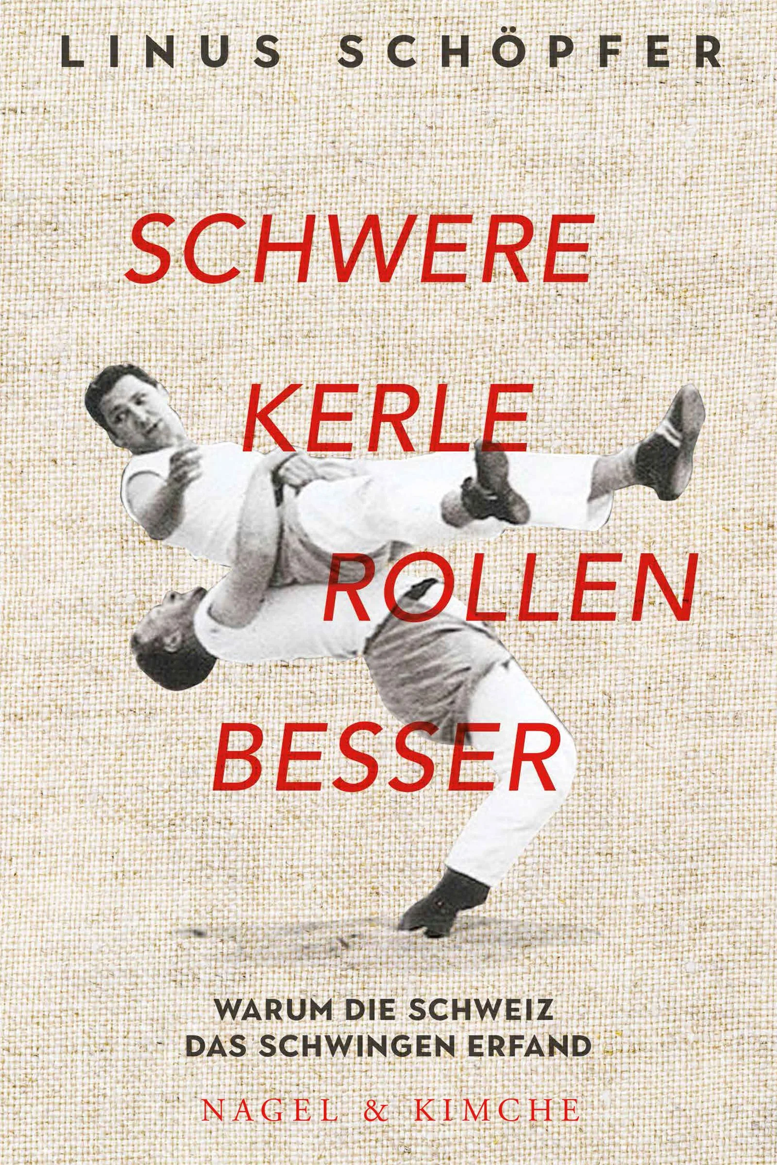 Hunderttausende besuchen heute in der Schweiz Schwingfeste, Hunderttausende schauen sich die Kämpfe auf Bildschirmen an. Schwingen gilt als Schweizer Nationalsport, eine Tradition, die alle drei Jahre im Eidgenössischen Schwing- und Älplerfest einen Höhepunkt erfährt. Schwingen gilt aber auch als „Anti-Tennis“, eine Sportart von ausgeprägter Uneleganz. Historiker und Kulturjournalist Linus Schöpfer erzählt die Geschichte dieses Sports als Geschichte zwischenmenschlicher Interaktion, in der der Wettkampf als Ventil menschlicher Impulse dient. Spannend und voller Begeisterung berichtet er von großen Kämpfen, von abgründigen Sagen, vom Woodstock des Frauenschwingens und von unserer Gegenwart, in der das Schwingen zum Massenphänomen wird.