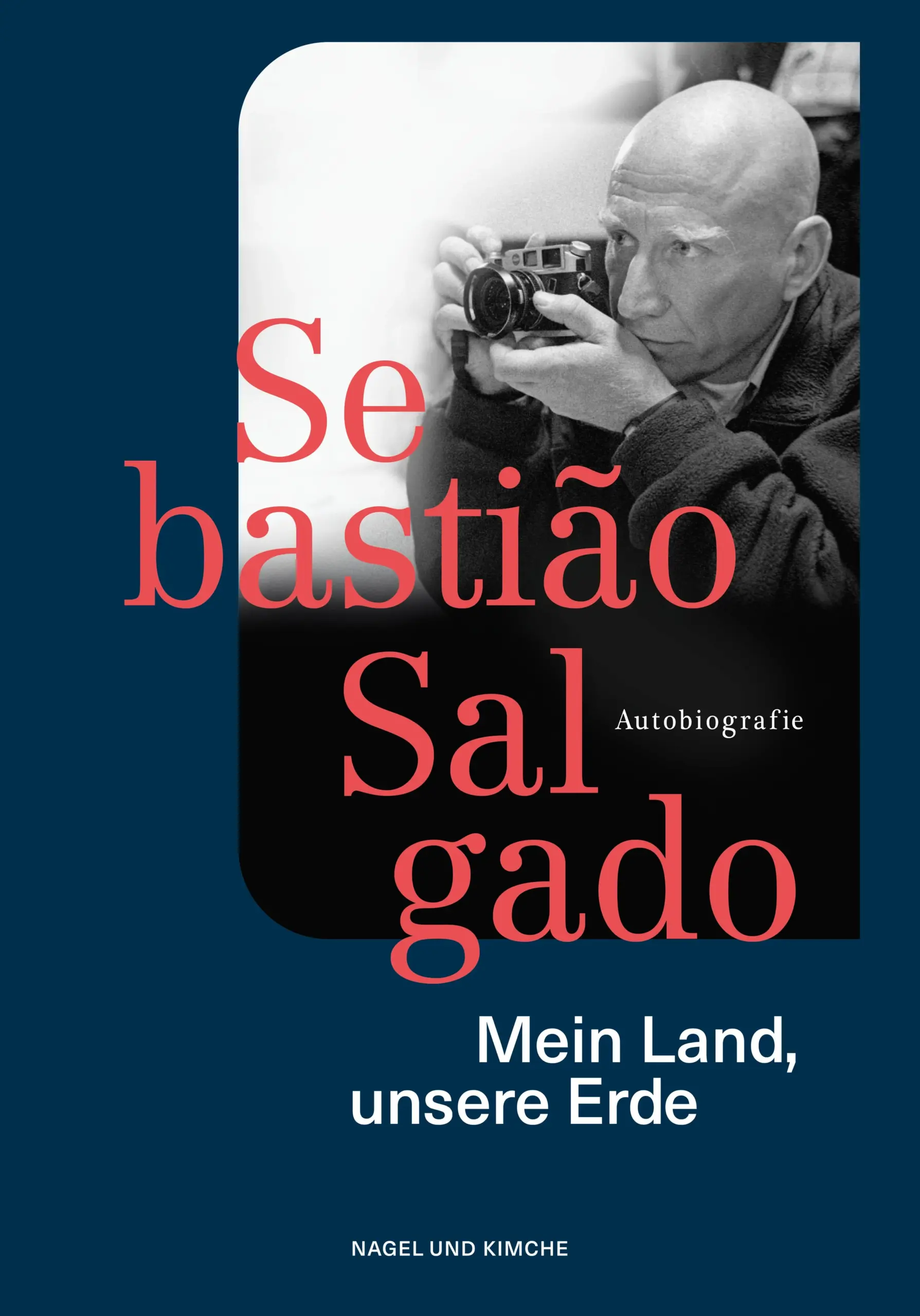 Der brasilianisch-französische Starfotograf Sebastião Salgado wird weltweit gefeiert für seine eindringlichen Fotoreportagen, ausschließlich in Schwarz-weiß. Seine sozialdokumentarischen Bilder, für die er seit Jahrzehnten um den Globus reist, halten uns den Spiegel vor und zeigen uns zugleich die Welt als Schöpfung von überwältigender Schönheit. Salgado schärft damit unser Bewusstsein für ihre Kostbarkeit: Seine Bilder zeugen von der Würde des Menschen ebenso wie von der Majestät und der Verletzlichkeit unseres Planeten. Als Künstler und Aktivist kämpft er so mit seiner Kamera für Umwelt- und Artenschutz. Im Oktober 2019 wird Salgado mit dem Friedenspreis des Deutschen Buchhandels ausgezeichnet.Sebastião Salgado, heute einer der berühmtesten Fotografen der Welt, wuchs in den 1950er Jahren auf einer brasilianischen Farm auf. Nach seinem Studium in São Paulo und Paris hatte er eine Karriere als Ökonom vor sich – entschied sich jedoch für die Kunst. In Mein Land, unsere Erde erzählt der Fotograf die Geschichten hinter seinen berühmtesten Reportagen.Salgado gewährt Einblick in seine Überzeugungen und seine Entwicklung – als Fotograf, als Künstler, als Aktivist und als Mensch – ein beeindruckendes Selbstporträt des legendären Mannes hinter der Kamera.
