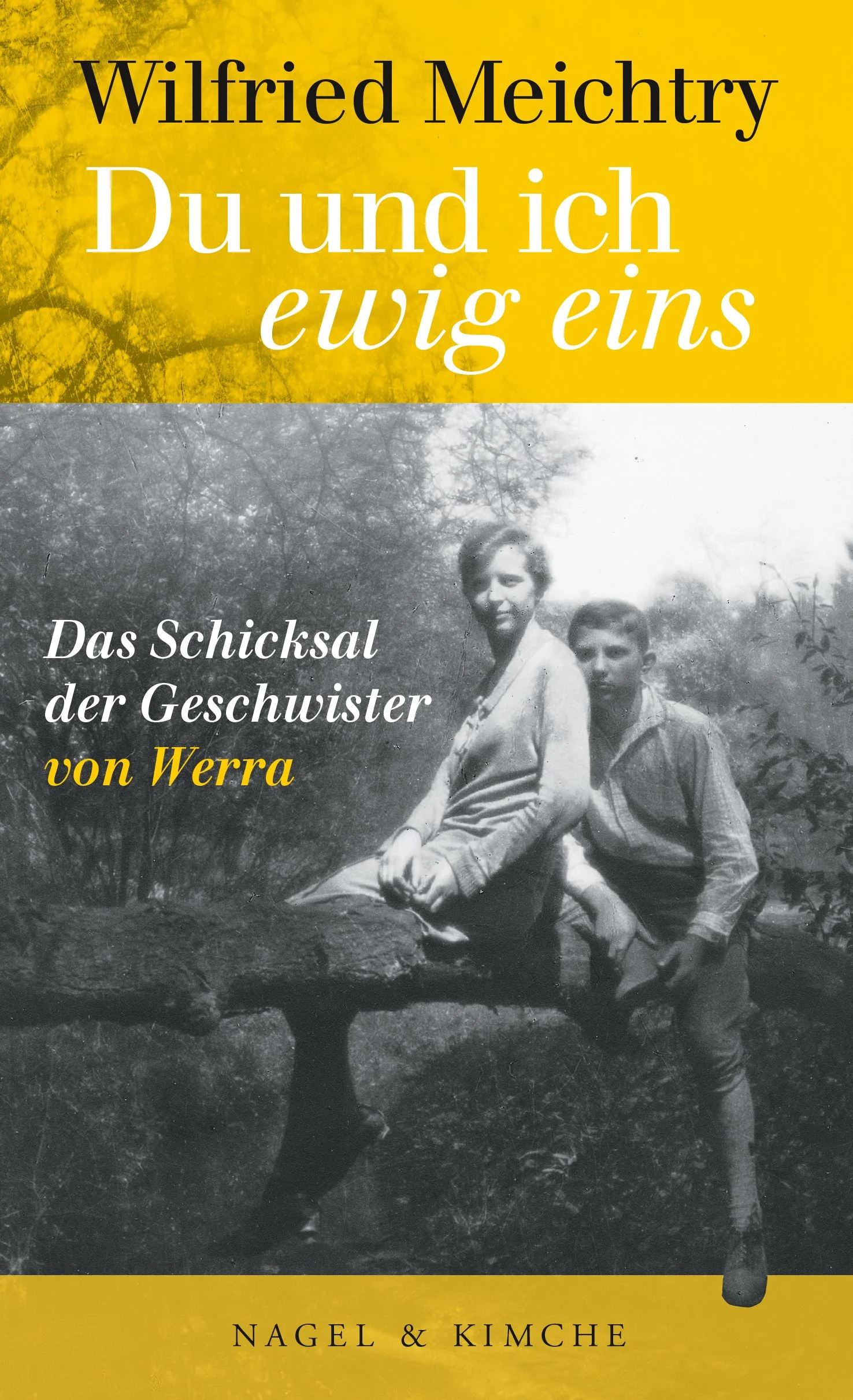 Nach einem Abschuss war er im Kriegsgefangenenlager in England, wurde nach Kanada verbracht, floh von dort in die damals noch neutralen USA, kehrte nach Deutschland zurück und starb schließlich bei einem erneuten Abschuss – diese Geschichte machte Franz von Werra zum Helden. Sie lieferte die Vorlage für den Film »Einer kam durch« (1956) mit Hardy Krüger in der Hauptrolle. Was kaum jemand weiß: Franz von Werra stammte aus einer verarmten Schweizer Adelsfamilie und wurde 1915 als Kind zusammen mit seiner wenig älteren Schwester Emma in eine deutsche Adelsfamilie gegeben. Über ihre Herkunft im Unklaren gelassen, führten sie viele Jahre ein standesgemäßes Leben. 1931 erreichte der wirtschaftliche Niedergang auch diese Familie und die Kinder erfuhren, dass sie adoptiert wurden. Eine Nachricht, durch die Beziehung zwischen Emma und Franz umso enger wurde.In Dokumenten, Briefen und Tagebucheintragungen folgt Wilfried Meichtry ihren ungleichen Lebensspuren in einer sich dramatisch wandelnden Welt. Gnadenlose familiäre Machtkämpfe, Verschwörungen und Intrigen, aristokratischer Hochmut und der Niedergang des Adels, Kriegsbegeisterung, katholische Glaubenswelten und die Angst vor der Moderne – all dies findet sich in der bewegenden Geschichte einer außergewöhnlichen Geschwisterliebe.