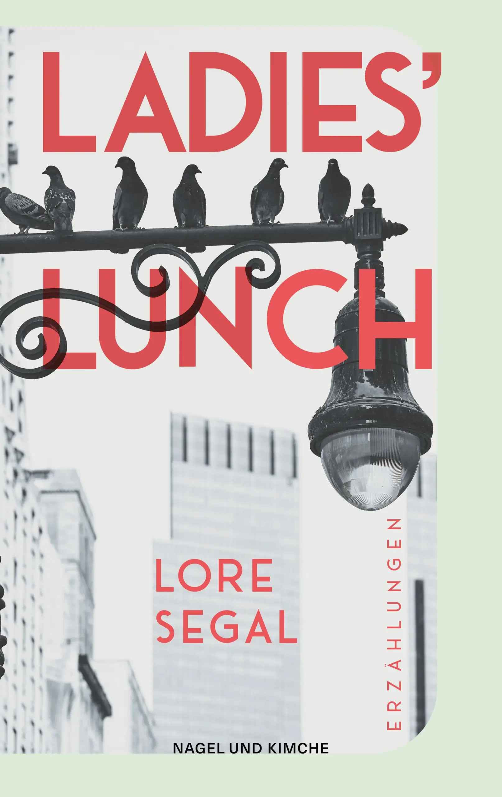 In Segals Erzählungen treffen wir auf bemerkenswerte Frauen, New Yorkerinnen um die Neunzig, die sich regelmäßig zum Lunch treffen und sich gegenseitig mit kuriosen Begebenheiten aus dem Alltag unterhalten. Eine Cocktailparty mit alten Freunden kann einem Trauerempfang zum Verwechseln ähnlich sein, eine Frisur geht eigene Wege; und spielt es wirklich eine Rolle, wer vor langer Zeit mit wem geschlafen hat? Segals Schilderungen eines Urlaubs in Venedig, einer verloren gegangenen Freundschaft, aber auch einer Wanderung mit ihrem Vater im Sommer 1938, vor ihrer Flucht vor den Nationalsozialisten nach England, sind eindrücklich und entbehren nicht eines subtilen Humors. Dabei stehen niemals mehr Worte auf dem Papier als absolut notwendig. 
