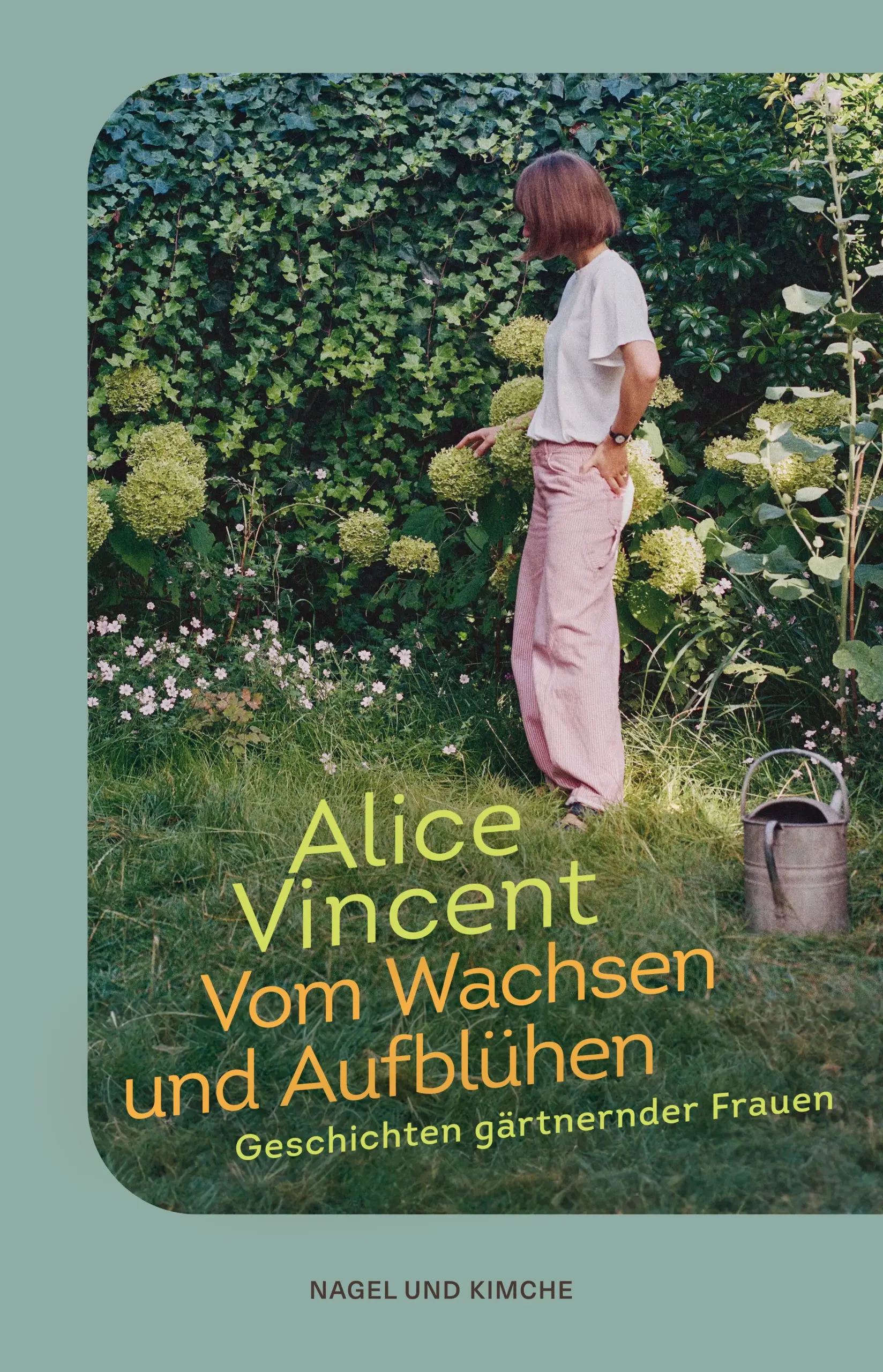 Was bewegt Frauen heute noch dazu, einen Garten zu haben und zu pflegen?Das Gefühl, einsam und isoliert zu sein und der Wunsch nach tiefer Verbundenheit führen die Journalistin Alice Vincent zu einem außergewöhnlichen Vorhaben: Sie erstellt eine Liste von Frauen, die sie bewundert und mit denen sie gerne sprechen möchte – über das Leben und über das Gärtnern. Sie will verstehen, was Frauen dazu bewegt, hinauszugehen, den Boden zu bearbeiten, Samen zu säen und Pflanzen zu pflegen, auch wenn so viele andere Aufgaben auf ihren Schultern lasten. Vom Wachsen und Aufblühen versammelt sehr persönliche und berührende Lebensgeschichten von Frauen zwischen 22 und 82 Jahren, immer ist der Garten Fluchtpunkt und Kraftort und offenbart verborgene Wahrheiten. Das Buch führt an verwunschene Orte in England, Schottland, Frankreich, zu Cottages in Rosengärten, zu Kräutergärten und Sozialarbeitsprojekten. Einfühlsam und voller Neugier spürt Alice Vincent den Gründen für das Gärtnern nach, die so vielfältig sind, wie die Frauen: postnatale Depression, Verlust, Trauer, Migration, Identitätssuche, Mutterschaft. Ein einzigartiger literarischer Spaziergang zu Orten, die uns widerstandsfähiger machen.