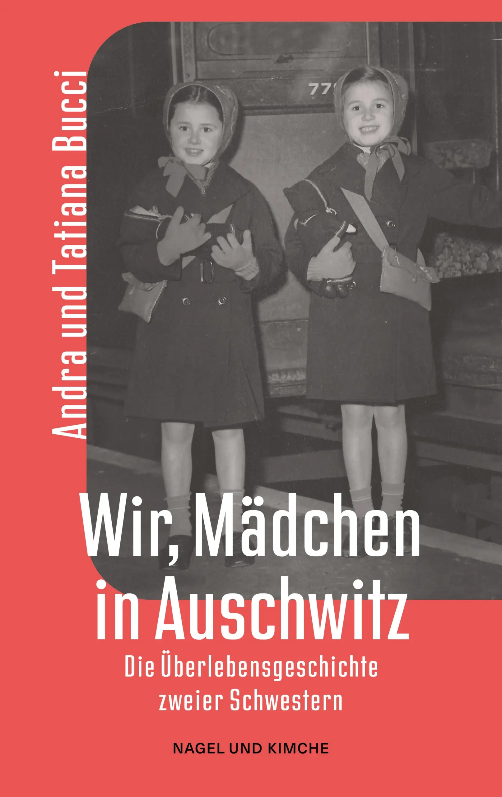 Als Andra und Tatiana 1944 nach Auschwitz-Birkenau deportiert wurden, waren die beiden nur vier und sechs Jahre alt. Gemeinsam berichten die Schwestern von dem, was sie erleben mussten: die Kälte, der Hunger, das Spielen in Schlamm und Schnee, die vielen toten Körper und der ständig rauchende Kamin. Ihr Cousin Sergio war zuerst im selben Kinderblock untergebracht, wurde dann aber ins KZ Neuengamme bei Hamburg geschickt. Er ist eins der zwanzig ermordeten Kinder vom Bullenhuser Damm.In ihrem bewegenden Memoir erzählen die heute über 80-Jährigen auch von der Nachkriegszeit im englischen Kinderheim, der Zusammenführung mit den Eltern und dem Umgang mit der Last des Erlebten. 
