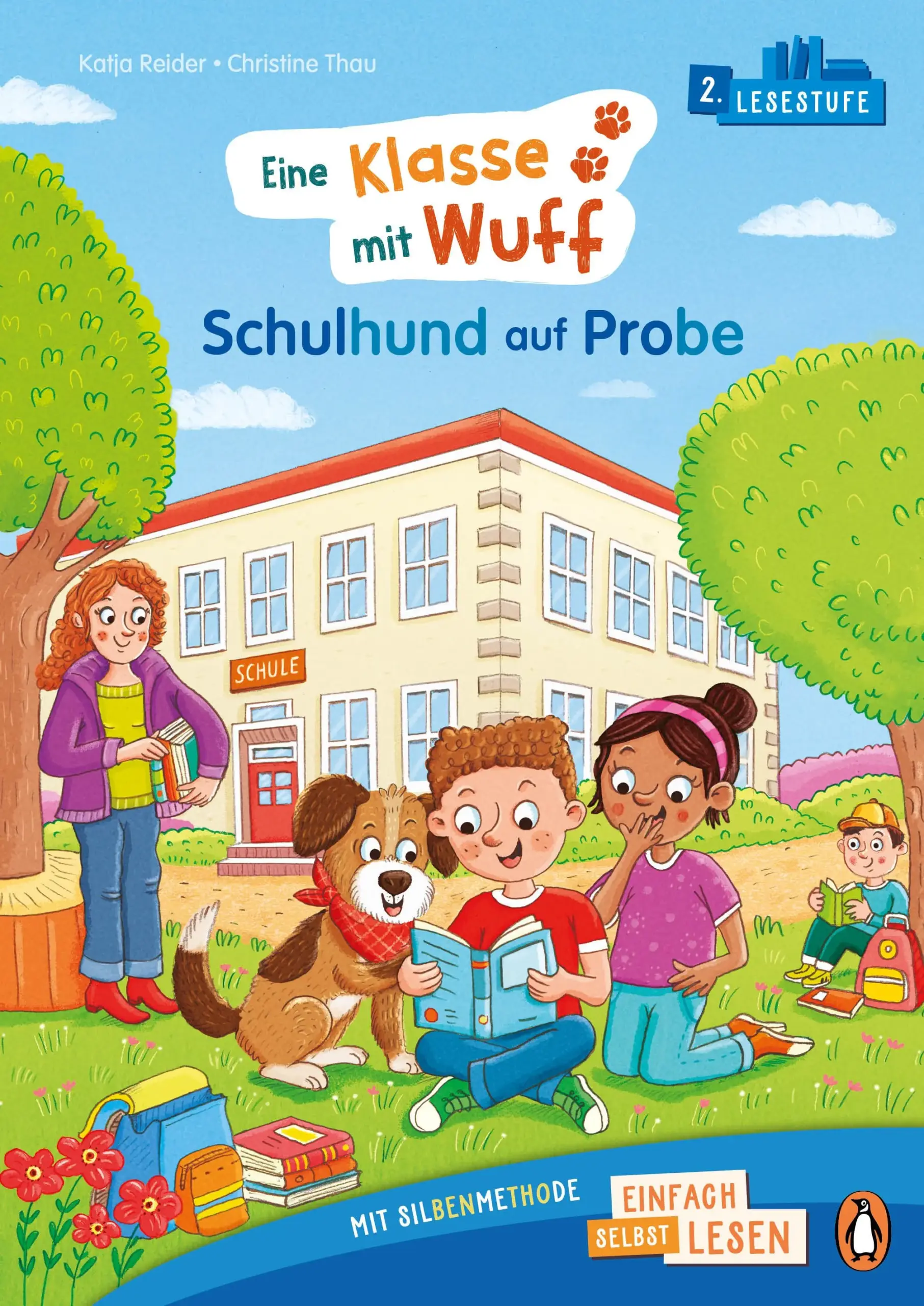 Mit Joschi macht Lesenlernen SpaßDie 2a ist so aufgeregt: Heute kommt ein neuer Mitschüler auf vier Pfoten! Joschi, zottelig, groß und superlieb, hilft der Klassenlehrerin als Schulhund im Unterricht – so macht Lernen richtig Spaß! Doch nicht alle sind vom Vierbeiner begeistert. Mats hält sich lieber zurück. Sein Papa arbeitet als Hausmeister auf der Schule und ist gegen den Hund. Ob Joschi seine Probezeit bestehen kann? Ein tierisch spannendes Lesevergnügen zum Selberlesen für Kinder ab 6 Jahren Die 2. Lesestufe zum Einfach-selbst-Lesen von Penguin JUNIOR: - Ideal zum ersten Lesenlernen ab der 1. Klasse- Große, gut erfassbare Erstleseschrift- Leichteres Lesen durch unterschiedlich eingefärbte Silben- Text in einfachen Hauptsätzen und Sinnschritten, unterteilt in mehrere Kapitel- Mit Verständnisfragen und LesequizAusstattung: Mit farbigen Illustrationen