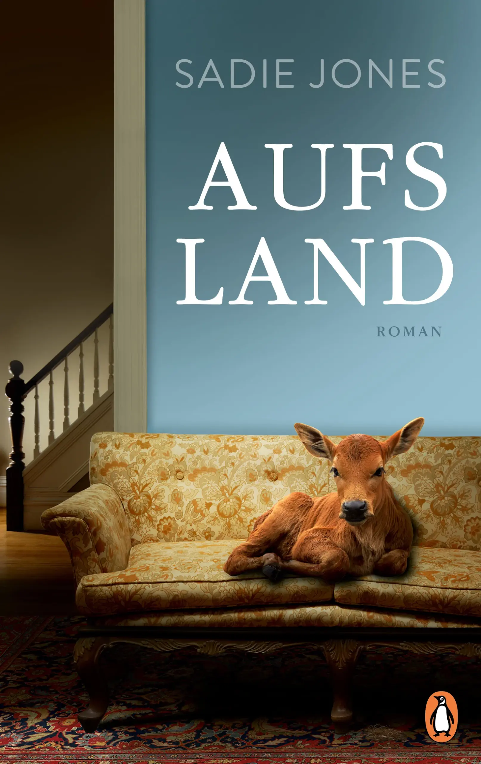 »Das ist die Geschichte, wie wir nach Frith gekommen sind. Und wir gehen hier nie, nie wieder weg.«Amy und Lan haben die beste Kindheit überhaupt. Sie leben auf einem kleinen Bauernhof im Westen Englands. Ihre Eltern sind gute Freunde, die aus der Stadt nach Frith gekommen sind, um das einfache, bessere Leben zu leben. Sie mähen ihr eigenes Heu, schlachten ihre eigenen Truthähne. Amy und Lan lieben ihre Freiheiten und die Tiere, um die sie sich kümmern, einschließlich eines Kalbs namens Gabriella Weihnacht. Doch schon bald bringen die Erwachsenen die Harmonie der Gemeinschaft durcheinander. Es sind nicht nur kleine alltägliche Streitigkeiten im ländlichen Paradies. Vor allem Lans Mutter und Amys Vater sollten von ihren Kindern wissen, nicht mit dem Feuer zu spielen.»Aufs Land« ist ein Liebesbrief an die sorglose Kindheit und ein köstlicher Seitenhieb auf das Ideal des einfachen Lebens.
