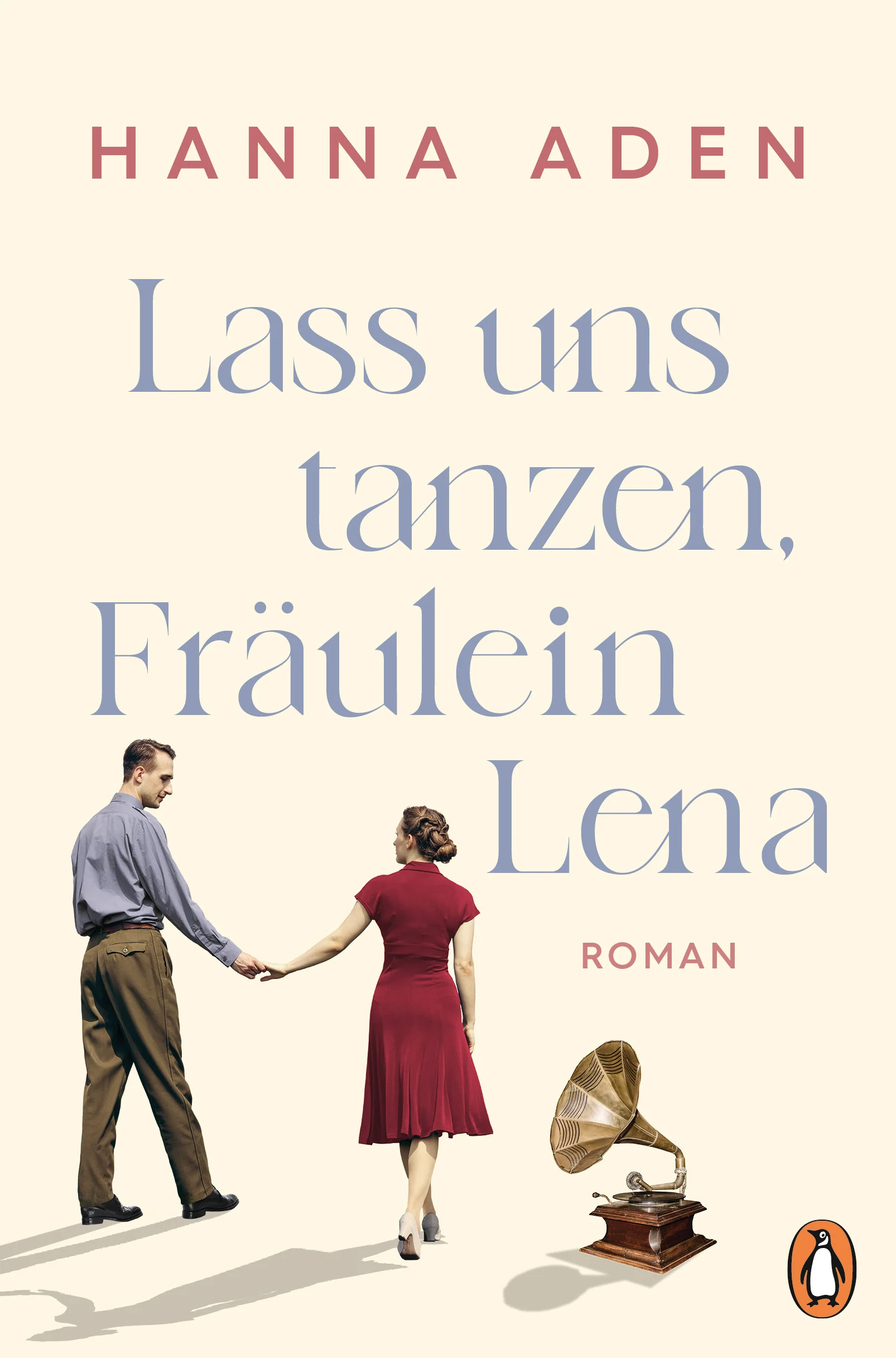 Ein Flüchtlingsfräulein im Nachkriegsdeutschland und ihr Weg zum Glück: mitreißend und authentisch.Nordfriesland 1946: Wie zahlreiche Vertriebene wird auch die junge Lena Buth, die nach ihrer Flucht aus Pommern in Niebüll eine neue Heimat gefunden hat, von den Einheimischen immer noch als »Rucksackdeutsche« argwöhnisch betrachtet. Einzig die Spaziergänge mit ihrem Freund Rainer sind Lenas Lichtblick. Sehnsüchtig wartet sie auf ein deutlicheres Zeichen seiner Zuneigung. Hat seine Zurückhaltung mit den Gerüchten zu tun, die jemand böswillig über Lena streut? Ablenkung erfährt sie durch ihre neue Kollegin Doro, eine lebenslustige Berlinerin, die Lena nach Feierabend die ersten Tanzschritte beibringt und sie mitnimmt in die Jazzkeller der britischen Besatzungssoldaten. Hier genießt Lena, dass es noch mehr im Leben gibt als Entbehrung und harte Arbeit.Rainer hingegen kommt nicht darüber hinweg, dass sein Schwager während des Krieges als Aufseher in einem Vernichtungslager gearbeitet hat – und dass er damit ungestraft davonzukommen scheint. Als ein Freund von früher nach Niebüll zurückkehrt, wird Rainer vor eine schwere Entscheidung gestellt, die auch seine Beziehung zu Lena aufs Spiel setzt … Zwischen Aufbruch und Vergangenheit, zwischen Lebenslust und Schuld – ein Schicksal, wie es viele unserer Großeltern erlebt haben, verpackt in einen emotionalen und mitreißenden Roman.Auch erhältlich: der erste Roman von Hanna Aden - I love you, Fräulein Lena