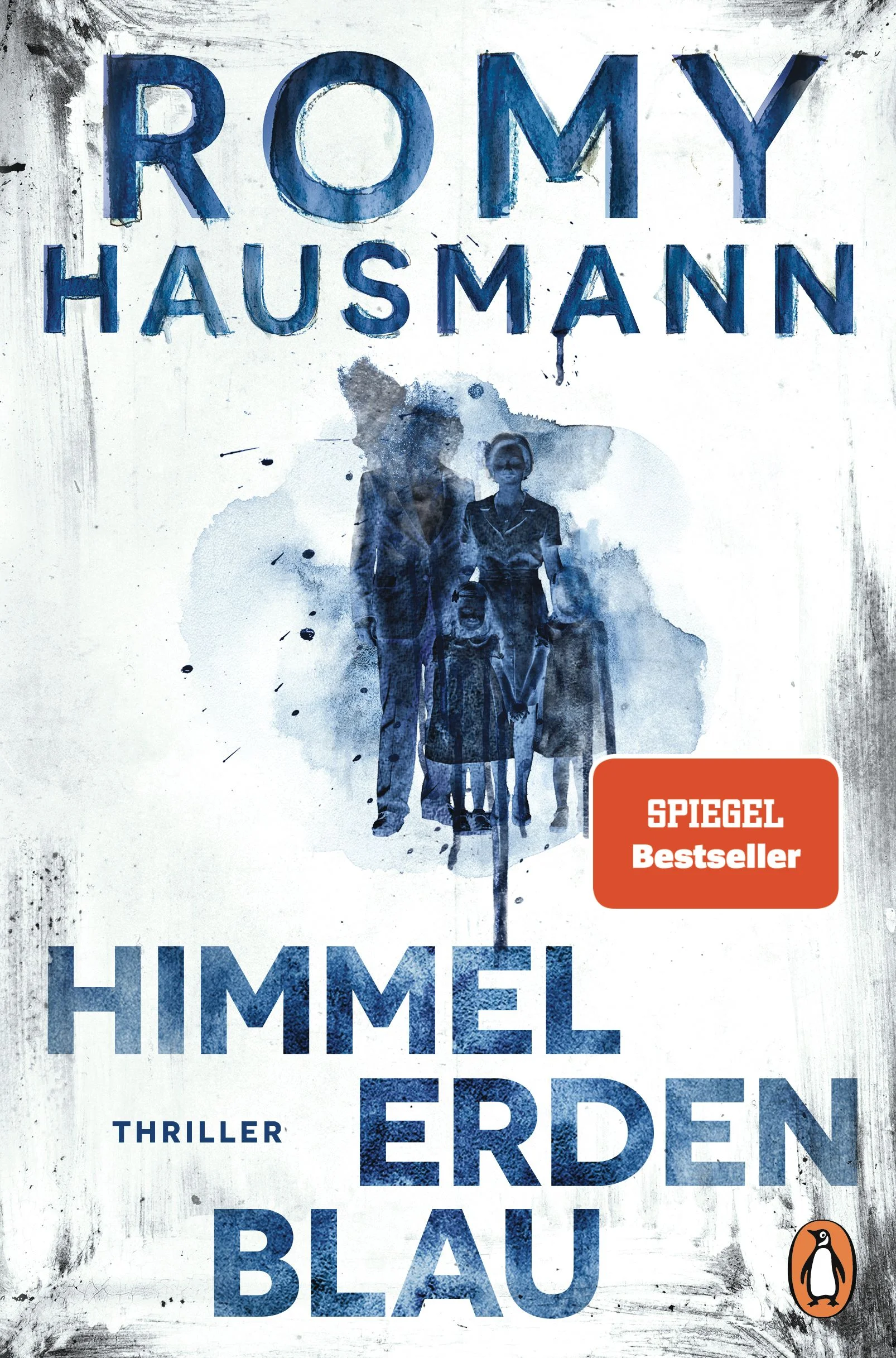 Ein Thriller, der unter die Haut geht: Über das Verschwinden des eigenen Kindes. Die Angst vor dem Erinnern. Über zerstörte Leben und die Abgründe von „True Crime“.»Der Teufel hatte gewonnen. Seine Macht war grenzenlos. Meinen Körper würde er am Leben halten, gerade so. Wie eine Trophäe. Doch als ich zu mir kam, fand ich mich plötzlich wieder am Ufer des Sees …«Seit dem 7. September 2003 ist Julie Novak verschwunden. Die Familie ist daran zerbrochen. Nur ihr Vater Theo hört nicht auf, nach ihr zu suchen. Als sich Julies Verschwinden zum zwanzigsten Mal jährt, nimmt die Podcasterin Liv Kontakt zu Theo auf. Sie sei auf eine neue Spur gestoßen. Doch wenn er die Wahrheit erfahren will, muss er sich beeilen, bevor seine fortschreitende Demenz alles mit Dunkelheit überzieht. Wer zum Teufel hat ihm seine Tochter genommen? Warum hat Julies Ex-Freund Daniel das Schlafzimmer seiner verstorbenen Mutter so sorgfältig verschlossen? Und gibt es etwas Grausameres als die Ungewissheit über das Schicksal des eigenen Kindes?»Vier Frauen, drei Generationen: Romy Hausmann, Ingrid Noll, Nele Neuhaus und Charlotte Link sind Deutschlands Krimi-Königinnen.« DIE ZEIT – VERBRECHEN»Es ist ein fesselnder Demenz-Thriller geworden.« bild.de»›Himmelerdenblau‹ lässt einen bis zum Ende rätseln […] Es gelingt Romy Hausmann, dass man zu den Charakteren Sympathie aufbaut - und doch für ihre Unschuld keine Hand ins Feuer legen würde.« Süddeutsche Zeitung»Du liebst Thriller? Dann kommst du an Romy Hausmann nicht vorbei.« Glamour»›Himmelerdenblau‹ ist so spannend, dass man es schon vor der Verfilmung gelesen haben sollte.« MDR-FS, Romy Gehrke»Spannung, lebensechte Charaktere und eine emotionale Achterbahnfahrt.« Westdeutsche ZeitungInternational Emmy 2024 für die Netflix-Verfilmung von »Liebes Kind«