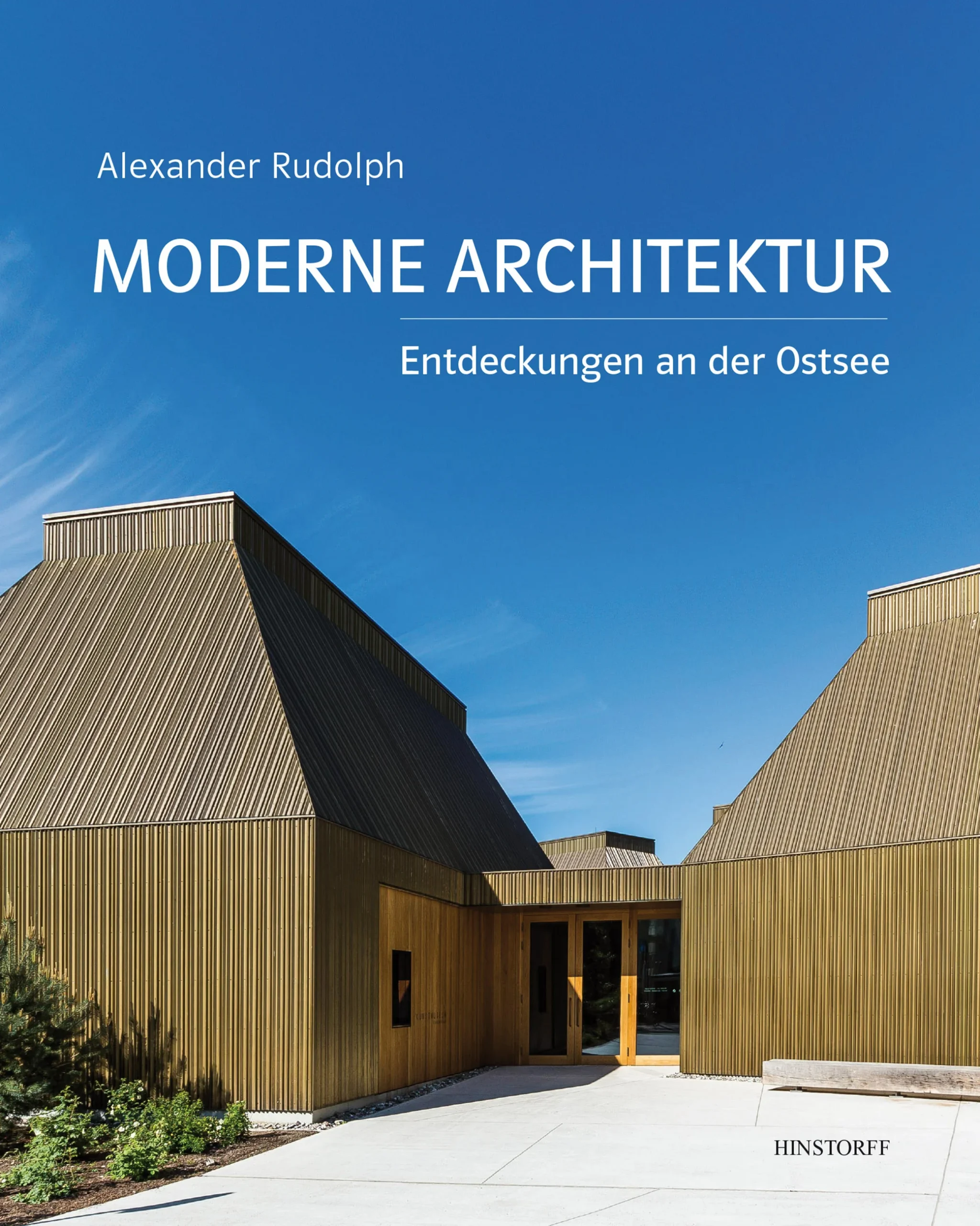 Erlebnis Architektur – Entdeckungen an der Ostsee Der deutsche Ostseeraum und Baukunst – da dürfte den meisten die Backsteingotik einfallen und die Bäderarchitektur. Dass Mecklenburg-Vorpommern jedoch längst und auf überzeugende Weise im 21. Jahrhundert angekommen ist, veranschaulicht dieses Buch auf faszinierende Weise. Alexander Rudolph zeigt 50 herausragende Beispiele moderner Baukunst: vom futuristischen Reetdachhaus mit Meeresblick in Ahrenshoop über das Ozeaneum, einem der ungewöhnlichsten Museumsbauten der letzten Jahre in Europa, bis zur Hochschule für Musik und Theater in Rostock, die beispielgebend in eine mittelalterliche Klosterruine integriert wurde. Moderne Architektur kann überraschen und inspirieren. Mit diesem hochwertigen Coffee Table Book immer wieder aufs Neue.