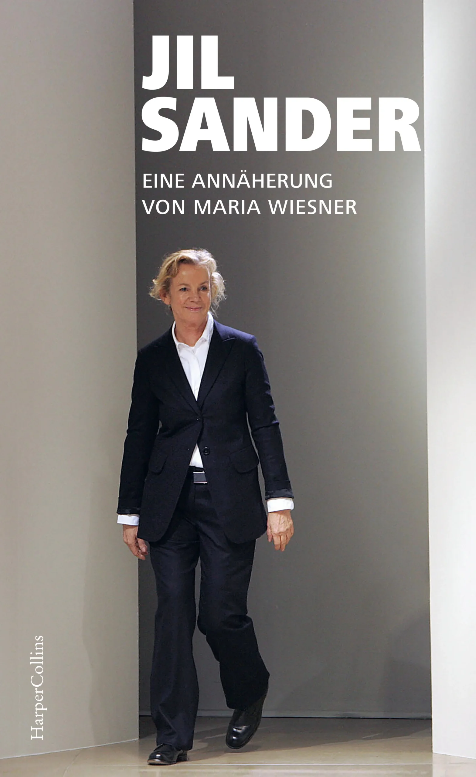 ÜBER ENTWÜRFE, DIE NICHT NUR DIE MODEWELT REVOLUTIONIERTENJil Sander ist die bekannteste Modedesignerin Deutschlands. In einer Zeit, in der Frauen nur mit Erlaubnis ihrer Ehemänner ein Konto eröffnen und arbeiten durften, begann sie Mode zu entwerfen, die nichts mehr mit den biederen Rollenbildern der Fünfziger- und Sechzigerjahre gemein hatte. Mit ihren minimalistischen Entwürfen schuf Jil Sander den neuen Look der modernen berufstätigen Frau: lässig, erfolgreich, selbstbewusst.1989 brachte Jil Sander ihre Firma an die Börse und wurde damit in Deutschland die erste Frau im Vorstand eines Aktienunternehmens. Sie selbst stand immer für die Glaubwürdigkeit ihrer Marke, deren Botschaft sich bis heute trägt. Ihre Entwürfe sind zeitlose Klassiker; Jil Sander selbst beindruckt durch ihre anhaltende Unaufgeregtheit und zielsicheres Understatement. Was können wir von ihr lernen?Mit Respekt und Bewunderung nähert sich die Journalistin Maria Wiesner Jil Sander und ihrem Lebenswerk. Ein Buch über eine Visionärin, die ihresgleichen sucht.