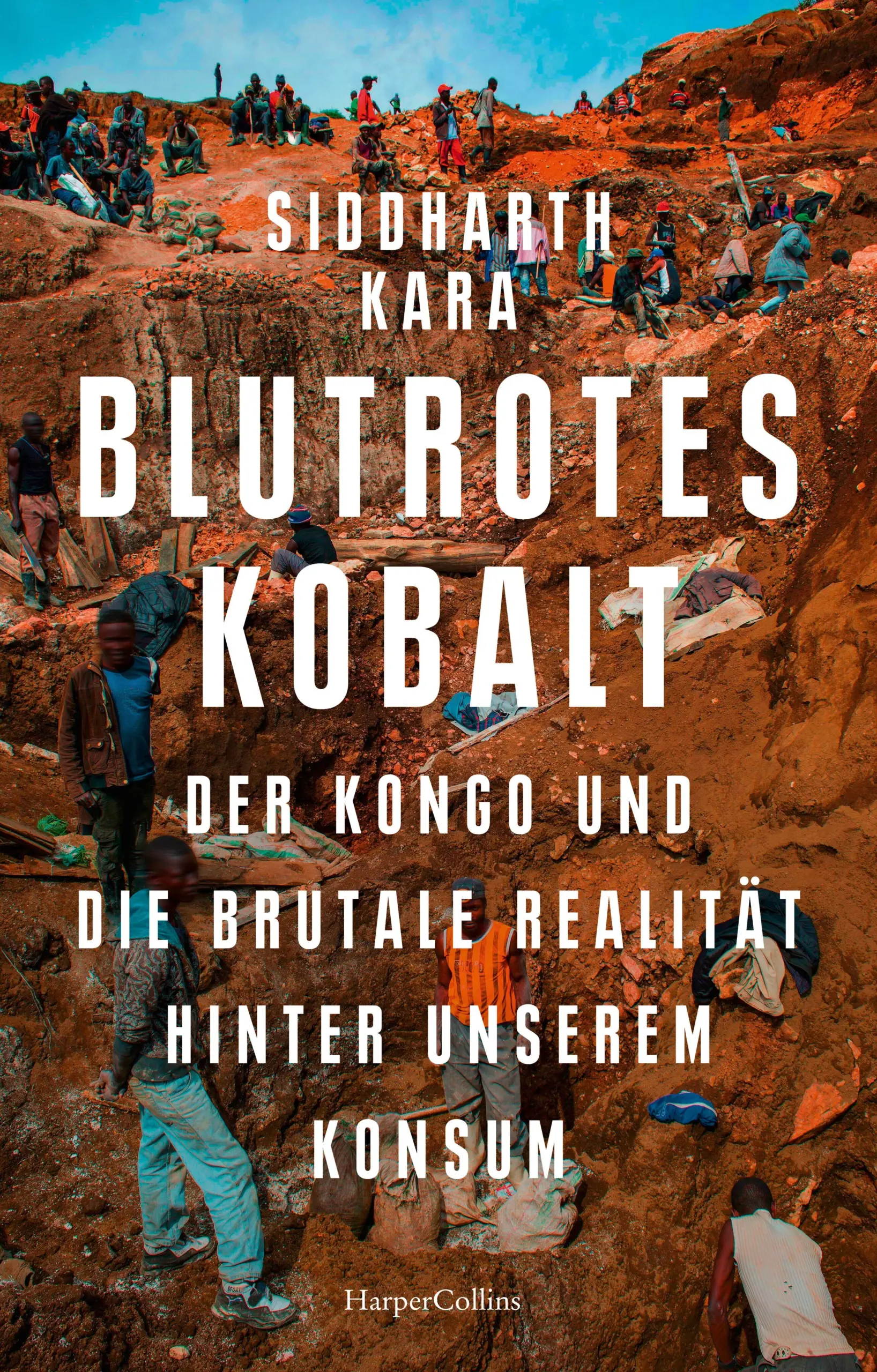 Wie sauber ist unsere Mobilitätswende wirklich?Es ist ein Rohstoff, der unseren batteriebetriebenen Alltag am Laufen hält: Kobalt. Abgebaut wird es überwiegend in der Demokratischen Volksrepublik Kongo – unter dramatischen Menschenrechtsverletzungen. Welche Industrie steckt hinter unseren sauberen E-Autos, Smartphones und Laptops? Der Wirtschaftswissenschaftler und Aktivist Siddharth Kara ist auf seinen Reisen in die von Milizen kontrollierten Bergbauregionen bis tief in das finstere Herz unseres fossilen Kapitalismus vorgedrungen.In seinem Buch legt er erstmals die Lieferketten und Geschäftsmodelle der Tech- und Automobil-Konzerne offen, deren Nachhaltigkeitsversprechen sich selbst auf Vorzeigeminen als Fiktion erweisen. Er erkundet koloniale Hintergründe, die zu den heutigen Zuständen geführt haben, vor allem aber lässt er die Menschen zu Wort kommen, die für den Kobaltabbau ihr Leben riskieren.Eindrücklich und fundiert berichtet Kara aus den Untiefen unserer postimperialen Welt und erweitert unser Verständnis für die moralischen Effekte unserer globalen Wirtschaft, die uns alle betreffen.