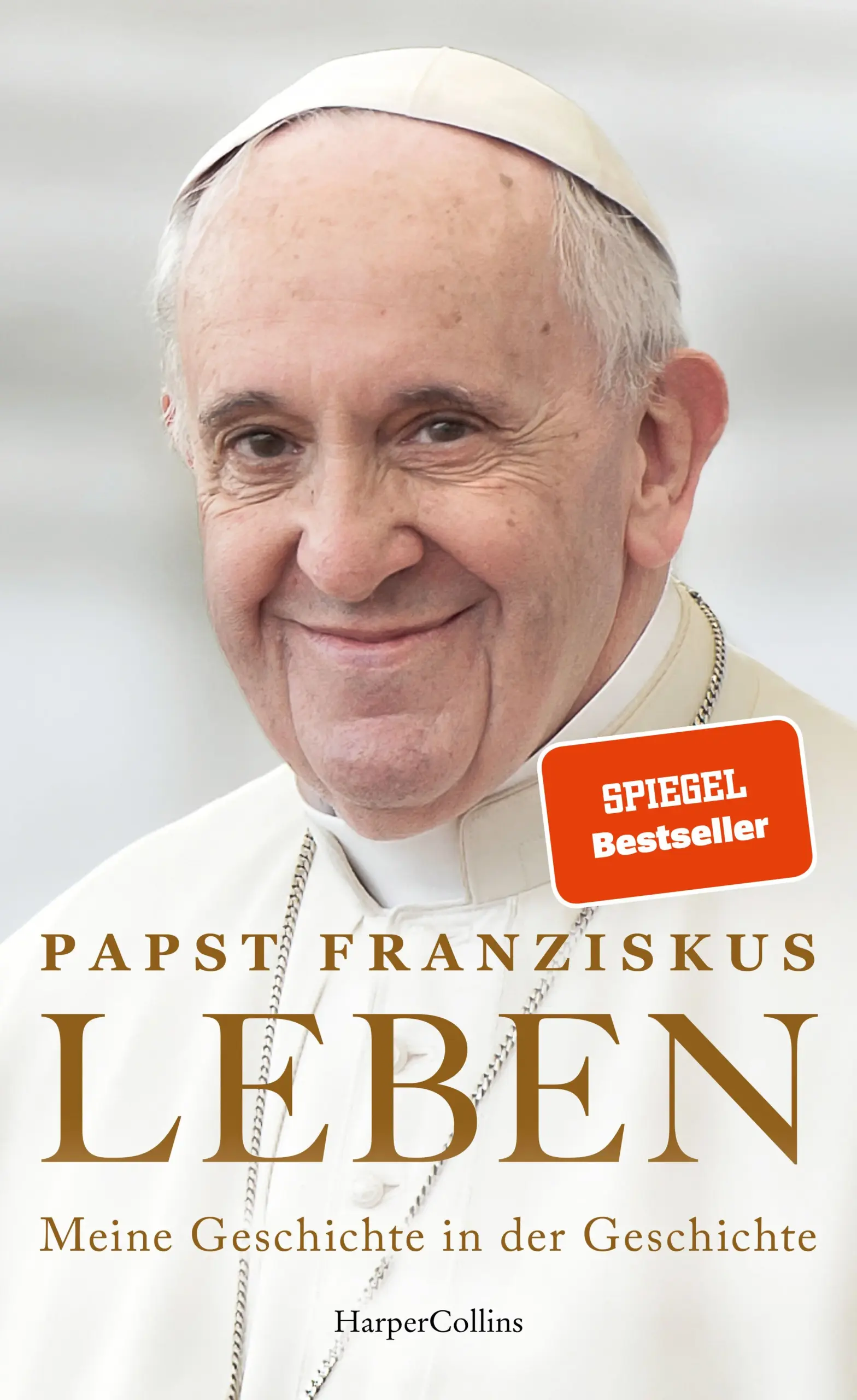 »Die Geschichte unseres Lebens nachzulesen ist wichtig, um uns zu erinnern und denjenigen etwas weiterzugeben, die uns zuhören. Um aber lernen zu leben, müssen wir lernen zu lieben. Das sollten wir nicht vergessen!« Papst Franziskus Zum ersten Mal erzählt Papst Franziskus die Geschichte seines Lebens anhand der Ereignisse, die die Menschheit in den letzten achtzig Jahren geprägt haben.Und er teilt mit uns die Ursprünge seiner Ideen, die sein Pontifikat auszeichnen und die viele als gewagt ansehen: seine Appelle gegen Armut und Umweltzerstörung, seine Ermahnungen führender Politiker, in Fragen der Völkerverständigung, der Ungleichheit und der Rüstungspolitik einen Kurswechsel einzuschlagen.Vom Ausbruch des Zweiten Weltkrieges 1939, als der zukünftige Papst knapp drei Jahre alt war, bis zum heutigen Tag nimmt Jorge Mario Bergoglio uns an die Hand und führt uns anhand seiner Erinnerungen durch die wichtigsten historischen Ereignisse unserer Zeit. Die Stimme des Papstes wechselt sich ab mit der eines Erzählers, der Momente aus dem Alltag des zukünftigen Papstes schildert und in den jeweiligen historischen Kontext einbettet.Mit den Worten des Papstes: »LEBEN möchte Hoffnung schenken, damit die Menschen, vor allem die jüngeren, die Stimme eines älteren Menschen hören und darüber nachdenken können, was unser Planet durchgemacht hat, um die Fehler der Vergangenheit nicht zu wiederholen.Wenn wir ein gewisses Alter erreicht haben, ist es wichtig, das Buch der Erinnerungen von Zeit zu Zeit wieder aufzuschlagen: um uns an die schlechten Dinge zu erinnern, an die toxischen, die wir erlebt haben, an die Sünden, die wir begangen haben, aber auch an all das Gute, das Gott uns geschenkt hat. Das ist eine Übung, der wir uns alle widmen sollten, bevor es zu spät ist!«