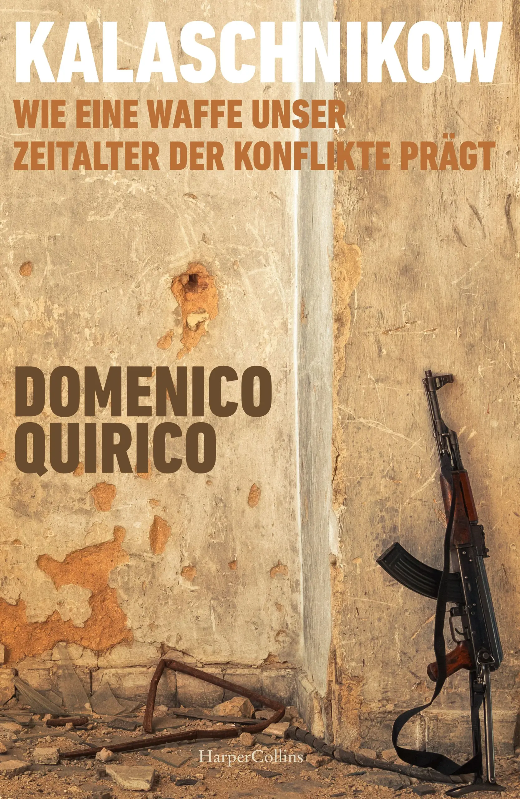 Ein Kriegsreporter schreibt mit literarischer Wucht gegen die Verherrlichung einer WaffeTaxi, Cola, Kalaschnikow. Diese drei Worte versteht jeder Mensch auf der ganzen Welt. Kaum eine Waffe hat den Lauf des 20. Jahrhunderts mehr geprägt. Es ist die Waffe, die in der Geschichte der Menschheit die meisten Todesfälle bis heute verursachte. Nicht ohne Grund wurde die AK-47 zu einem Symbol der Revolte, der Massaker und Völkermorde.Der preisgekrönte Kriegsreporter Domenico Quirico nähert sich dieser Waffe auf zwei Ebenen: über die Autobiografie ihres Erfinders, Michail Kalaschnikow, und mittels seiner eigenen Erinnerungen an die Orte, an denen er der Waffe begegnete – von Mosambik über Gaza und Somalia bis Syrien, Tschetschenien und der Ukraine. Dabei zeigt Quirico die Kalaschnikow nicht als Instrument des Fortschritts, sondern der Gewalt und ermöglicht uns ein neues Verständnis der Konflikte unserer Zeit, die alle durch diese Waffe vereint sind. »Domenico Quirico hat ein hammerhartes Werk über die berühmteste Waffe der Welt geschrieben. Zugleich ist es ein Reisebericht durch die Hölle der vergangenen Jahrzehnte.«»Der Autor Quirico, ein Mann, der das Leiden jenseits der Glorifizierungen mit eigenen Augen gesehen hat, entlarvt derlei Mythologisierung mit großer Überzeugungskraft.«»Quiricos Schilderungen der Gewalt sind von einer dokumentarischen Härte, die an die Grenzen des Erträglichen führt.«»Seine große Stärke liegt darin, dass er die historischen Zusammenhänge nicht nur analytisch durchdringt, sondern sie mit dem Fleisch und Blut seiner Erfahrung als Frontreporter anzureichern vermag.«»Man mag über seine mäandernde Erzählweise manchmal den Kopf schütteln ‒ vergessen wird man dieses Buch trotzdem nicht.«Airen, WELT Online, 23.09.2025