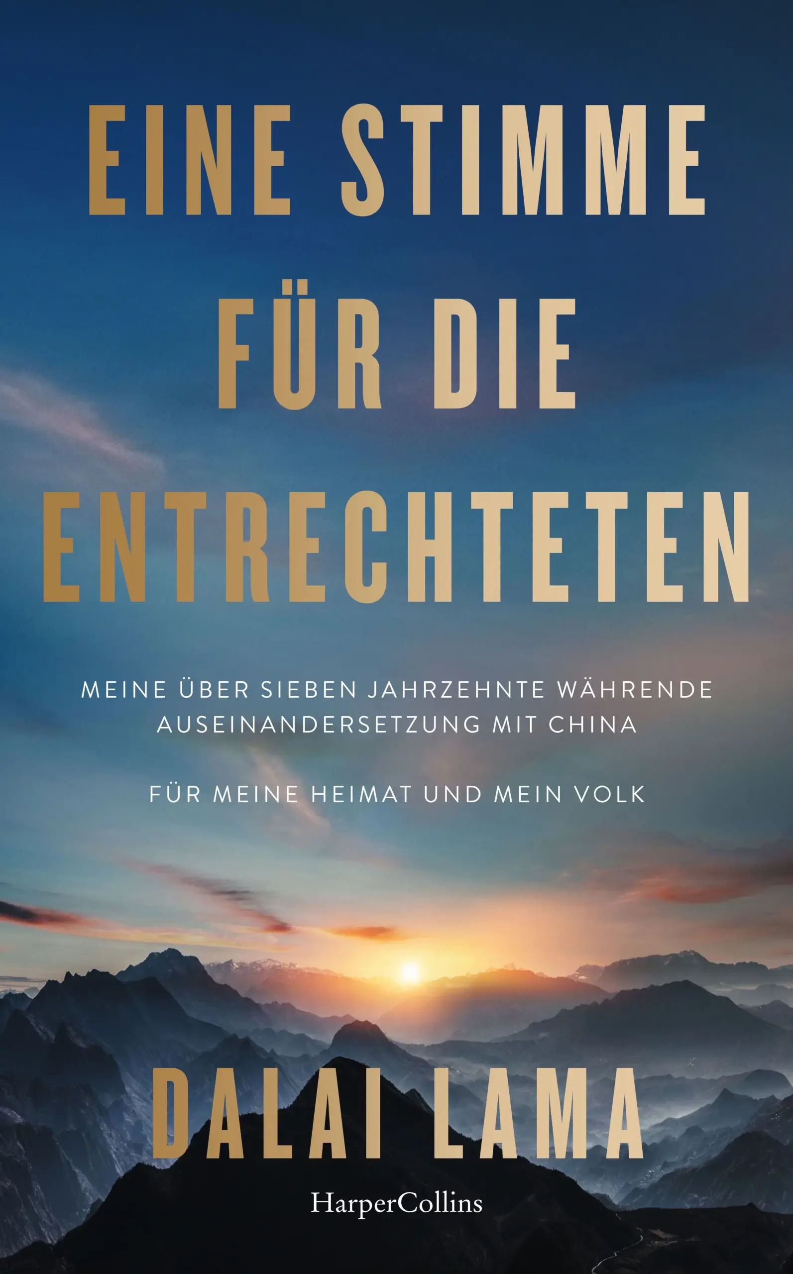 In seinen persönlichen, spirituellen und historischen – teils nie veröffentlichten – Betrachtungen erzählt Seine Heiligkeit der Dalai Lama die Geschichte seiner 75-jährigen Auseinandersetzung mit China zur Rettung Tibets und seines Volkes.Fast sein ganzes Leben hat der Dalai Lama mit China gerungen. Er war 16, als China 1950 sein Land annektierte. Mit 19 saß er dem Vorsitzenden Mao gegenüber, ehe er mit 25 ins indische Exil fliehen musste. Seitdem hat er den Führern Chinas – Mao Zedong, Deng Xiaoping, Jiang Zemin, Hu Jintao und Xi Jinping – die Stirn geboten und sich gegen größte Hindernisse für Tibet, dessen einzigartige Sprache, Kultur und Geschichte eingesetzt.Ein Dreivierteljahrhundert nach der ersten chinesischen Invasion Tibets, erinnert der Dalai Lama die Welt an den noch immer andauernden Freiheitskampf Tibets – und an die Not, der sein Volk weiterhin ausgesetzt ist. Er schildert seine Sicht auf die geopolitische Lage der Region und verrät, wie er seine Menschlichkeit allen Umständen zum Trotz bewahren konnte. Sein Buch ist das eines außergewöhnlichen Lebenswegs. Es zeigt, was es bedeutet, sein Zuhause an einen repressiven Besatzer zu verlieren, und was es heißt, mit der existenziellen Krise eines Landes umzugehen und den Glauben an eine zukünftige Lösung nicht zu verlieren.Eine Stimme für die Entrechteten ist das eindringliche Zeugnis einer Weltikone, mit dem der Dalai Lama sowohl seinem Schmerz als auch seiner unerschütterlichen Hoffnung, die er in das Streben des tibetischen Volkes zur Wiedererlangung seiner Würde und Freiheit setzt, Ausdruck verleiht.