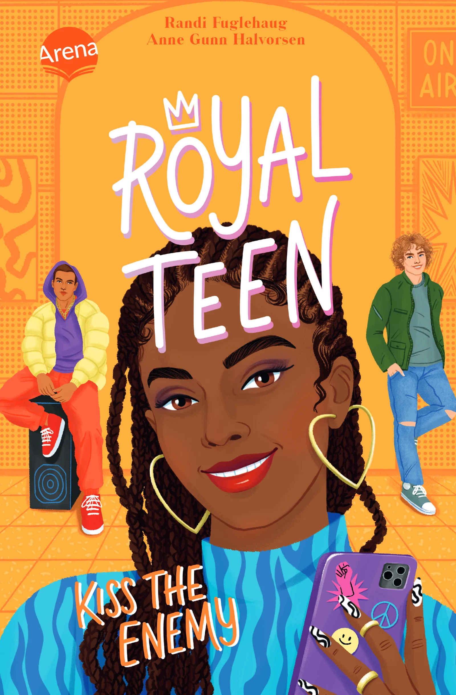 Nach Geheimnissen und Royal Romance der Coming-of-Age-Reihe Royalteen: Wie geht es weiter mit der norwegischen Freundesclique?Als ein Video von Tess viral geht, in dem zu sehen ist, wie sie Popstar TÖS mitten ins Gesicht schlägt, verstehen Tess‘ Freunde und Freundinnen die Welt nicht mehr. Wie konnte die sonst so erwachsene Tess so etwas tun? Tess gerät erst in Erklärungsnot - und wird dann für ihren Einsatz gegen Rassismus von allen auf Social Media gefeiert.Über Nacht avanciert sie zum krassen Social-Media-Sternchen, ergattert einen Platz in einer Reality Show und ihre Meinung zu Alltagsrassismus ist überall gefragt. Als sich dann auch noch der tolle und attraktive Jugendpolitiker Jonas für sie interessiert, scheint ihr Leben perfekt.Doch dann vernachlässigt sie ihre Freunde mehr und mehr und auf einmal gerät sie selbst auf Social Media in Kritik und muss sich der Frage stellen, ob die Welt vielleicht doch nicht so schwarz weiß ist, wie sie geglaubt hat. Band 3 der royalen Jugendbuchreihe für alle, die nicht genug von der königlichen Clique aus Norwegen bekommen. Weitere Bücher des norwegischen Autorinnenduos bei Arena:Royalteen (1). Kiss the PrinceRoyalteen (2). Kiss the Soulmate