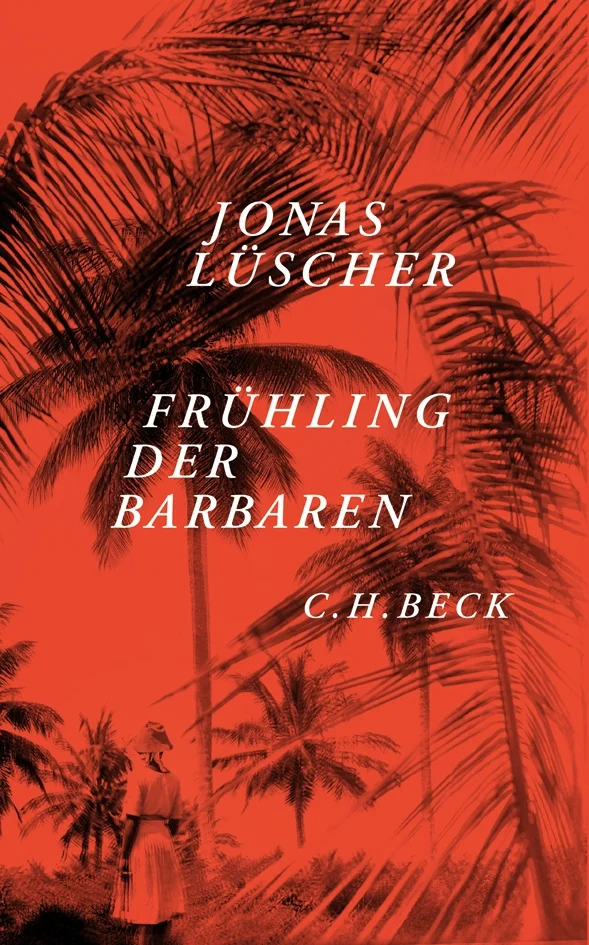 Der Protagonist dieser raffiniert gebauten Debütnovelle von Jonas Lüscher, der Schweizer Fabrikerbe Preising, wird auf einer Geschäftsreise in einem gehobenen tunesischen Oasenresort Zeuge aufwendiger Hochzeitsvorbereitungen. Reiche junge Engländer aus der Londoner Finanzwelt haben Freunde und Familie für ein großes Fest um sich versammelt und feiern schon im Voraus ausschweifend, als sich die wirtschaftlichen Krisensignale zur Katastrophe verdichten: Das britische Pfund stürzt ab, kurz danach ist England bankrott, mit unabsehbaren Folgen, die auch Tunesien nicht unberührt lassen. Preising, als Schweizer zwar von den schlimmsten Folgen ausgenommen, muss miterleben, wie dünn die Decke der Zivilisation ist, und lernt seine ganz eigene Lektion in Globalisierung, denn seine Firma lässt in Tunesien fertigen. Auch Preising bleibt nicht ungeschoren. Spannend, klug konstruiert, durchaus auch komisch, mit unvergesslichen Bildern und einer reichen, beweglichen Sprache erzählt, seziert dieses Buch menschliche Schwächen und zielt dabei mitten ins Herz der Gegenwart.