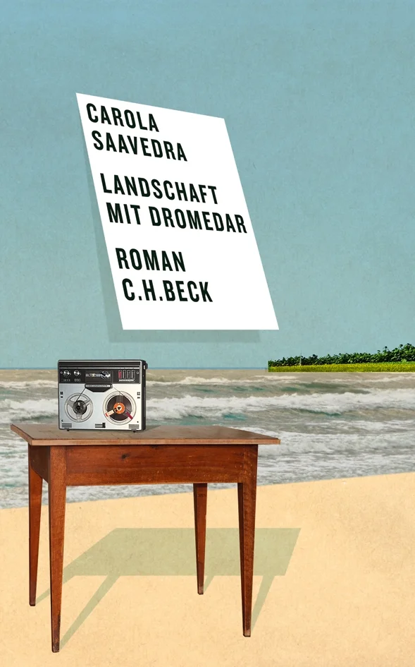 Érika hat sich auf einer namenlosen Insel verschanzt, um sie herum Vulkane, Touristen und Dromedare. Jeden Tag spricht sie ihre Gedanken und Erlebnisse auf ein Tonbandgerät – 22 Aufnahmen, die sich an Alex richten, und wenn die Sprache an Grenzen stößt, bleiben stets die Geräusche und Klänge in Érikas Umgebung. Viele Jahre waren Érika und Alex einander Vertraute, vielleicht Liebende, und definitiv ein Künstlerpaar, das nicht nur seine Arbeiten miteinander teilte, sondern auch eine Dreiecksbeziehung mit der jungen Kunststudentin Karen. Sie hat Alex und Érika voreinander beschützt und seltsamerweise wahre Nähe ermöglicht. Karens Tod wirft viele Fragen auf, nun muss Érika wissen, wer sie ohne Alex ist und warum sie die sterbenskranke Karen eigentlich verstoßen hatte. Doch nicht nur die Vergangenheit bestimmt Érikas Gegenwart, sondern auch neue Begegnungen – mit der Hausangestellten Pilar oder dem Tierarzt Dr. Adrian, der plötzlich eine zentrale Rolle in ihrem Leben spielt. Und auch Bruno und Vanessa, in deren Haus Érika zu Gast ist, nötigen ihr unliebsame Wahrheiten auf. Durch ein ungewöhnliches Erzählformat, eine Mischung aus Erinnerung, Reflexion und Fantasie, gelingt es Carola Saavedra, mit klarer Sprache und in lakonischem Ton die klassische Beziehungsvorstellung infrage zu stellen. Was wir unser Selbst nennen, kann wohl niemand entwirren, aber wir können immer wieder Zuflucht suchen, und zwar auf Inseln, seien sie nun real oder frei erfunden.