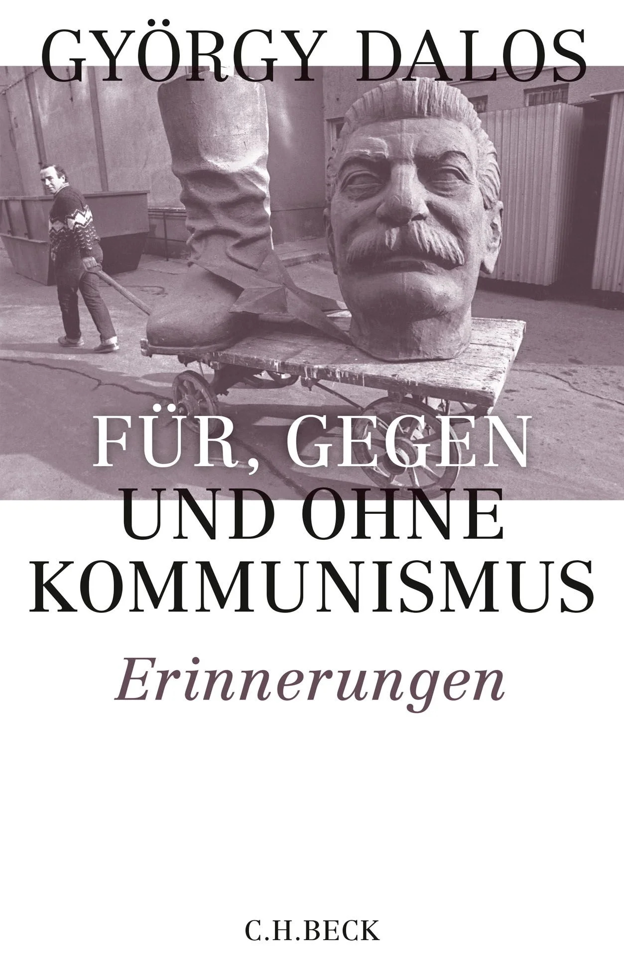 Als der 1943 als Sohn ungarisch-jüdischer Eltern in Budapest geborene György Dalos im Frühjahr 1960 dem Kommunistischen Jugendverband beitrat, war er plötzlich von Gleichaltrigen umgeben, die sich als Avantgarde der Nachkriegsgeneration begriffen. Das schien der Ausweg aus der von den Toten umgebenen Einsamkeit des Jüdischseins. Der glühende Kommunist wurde mit einem Studienplatz in Moskau belohnt. Aber dann kam alles ganz anders. Für den Kommunismus: Das begann schon damit, dass die Rote Armee im Januar 1945 die Mauern des Budapester Ghettos durchbrochen hatte. Dadurch bewahrte sie den 1943 geborenen György und seine Eltern vor dem Abtransport in ein deutsches Vernichtungslager. Ohne den Kommunismus: Das war das Resultat des Ernüchterungsprozesses, dem sich der kommunismustrunkene Geschichtsstudent in der sowjetischen Wirklichkeit ausgesetzt sah. Ebenso unerwartet begann über Nacht im Jahr 1968 das Leben als Dissident gegen den Kommunismus, als der nach Ungarn zurückgekehrte Schriftsteller wegen angeblicher maoistischer Umtriebe zu sieben Monaten Haft verurteilt wurde. Schonungslos gegen sich selbst erzählt der mit dem Leipziger Buchpreis zur Europäischen Verständigung ausgezeichnete Publizist und Historiker die Geschichte seines Lebens und zugleich die Geschichte der großen Lebenslüge namens real existierender Sozialismus von 1956 bis zum Zusammenbruch der Sowjetunion 1990.