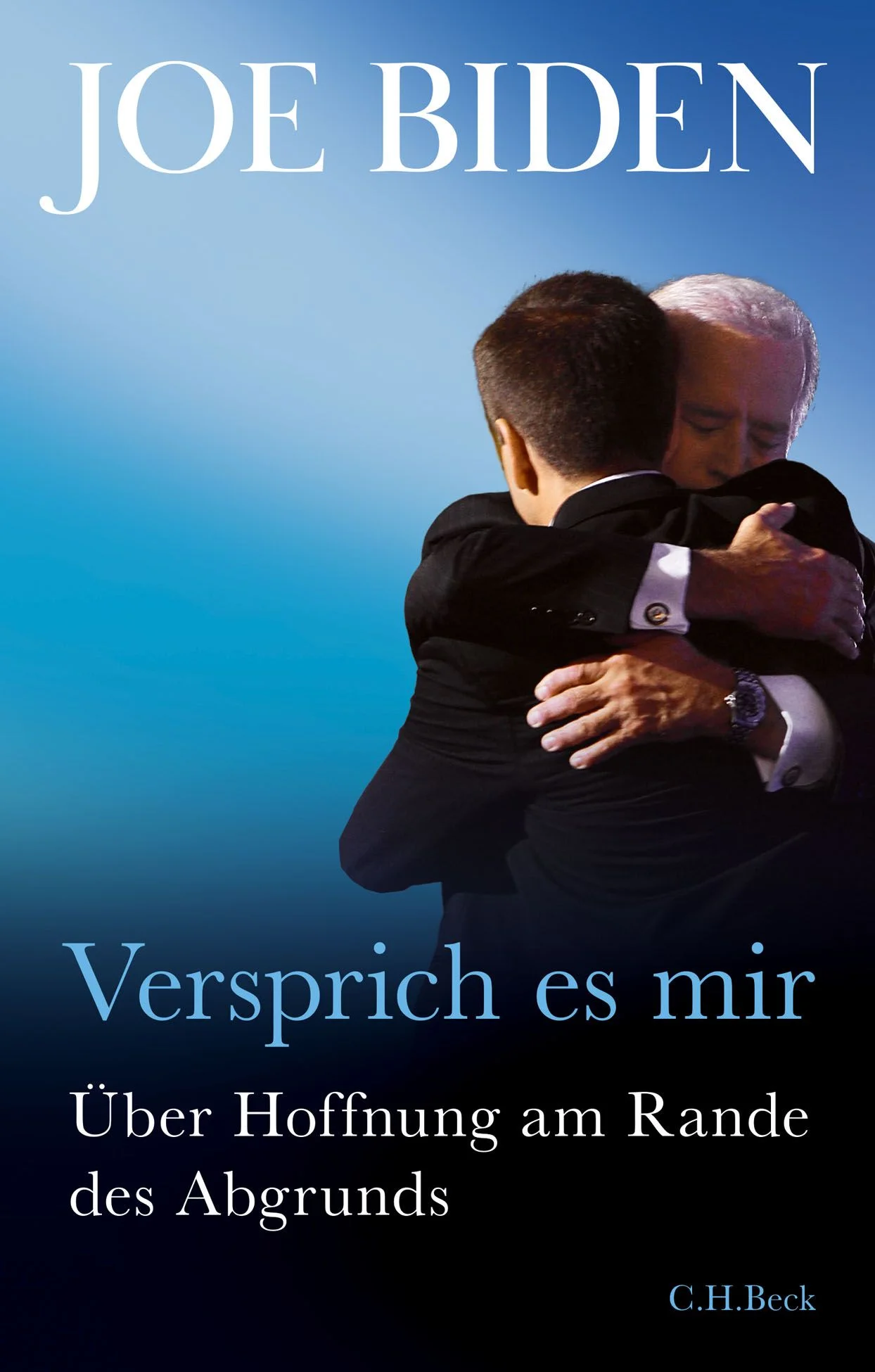 DER MÄCHTIGSTE MANN DER WELT - VON SEINER PERSÖNLICHSTEN SEITE Joe Bidens autobiografisches Buch «Versprich es mir» war in den USA wochenlang auf Platz 1 der Bestsellerliste und erscheint nun erstmals auf Deutsch. In seiner Zeit als Vizepräsident unter Barack Obama musste Joe Biden machtlos zusehen, wie sein ältester Sohn Beau, Hoffnungsträger der Demokratischen Partei, an einem unheilbaren Gehirntumor erkrankte und seinen Kampf gegen den Krebs schließlich verlor. Wie wird ein Vater, wie wird eine Familie mit einer solchen Tragödie fertig? Bidens ergreifendes Memoir bietet einen einmaligen Einblick in das Innenleben des designierten nächsten Präsidenten der USA. Im November 2014 versammelten sich die Bidens in Nantucket, um gemeinsam Thanksgiving zu feiern eine Familientradition seit vierzig Jahren. Aber diesmal fühlte sich alles anders an. Bei Beau, dem ältesten Sohn von Joe Biden, war zuvor ein Hirntumor diagnostiziert worden, und sein Überleben war ungewiss. «Versprich es mir», sagte der kranke Sohn seinem Vater. «Versprich mir, dass du klarkommst, ganz egal, was passiert.» Joe Biden gab ihm sein Wort. Das darauffolgende Jahr stellte ihn auf eine schwere Probe. Der damalige Vizepräsident reiste mehr als hunderttausend Meilen quer durch die Welt und befasste sich mit schwierigen Krisen in der Ukraine, Mittelamerika und dem Irak. Während sein Sohn zu Hause um sein Leben kämpfte, stellte sich Joe Biden der Verantwortung für sein Land und versuchte dennoch für die Familie da zu sein. Bidens Memoir ist das Buch eines Politikers, aber mehr noch eines Vaters, Großvaters, Freundes und Ehemanns. Es ist die Geschichte vom Leid einer Familie, aber auch von Hoffnung und Zuversicht.