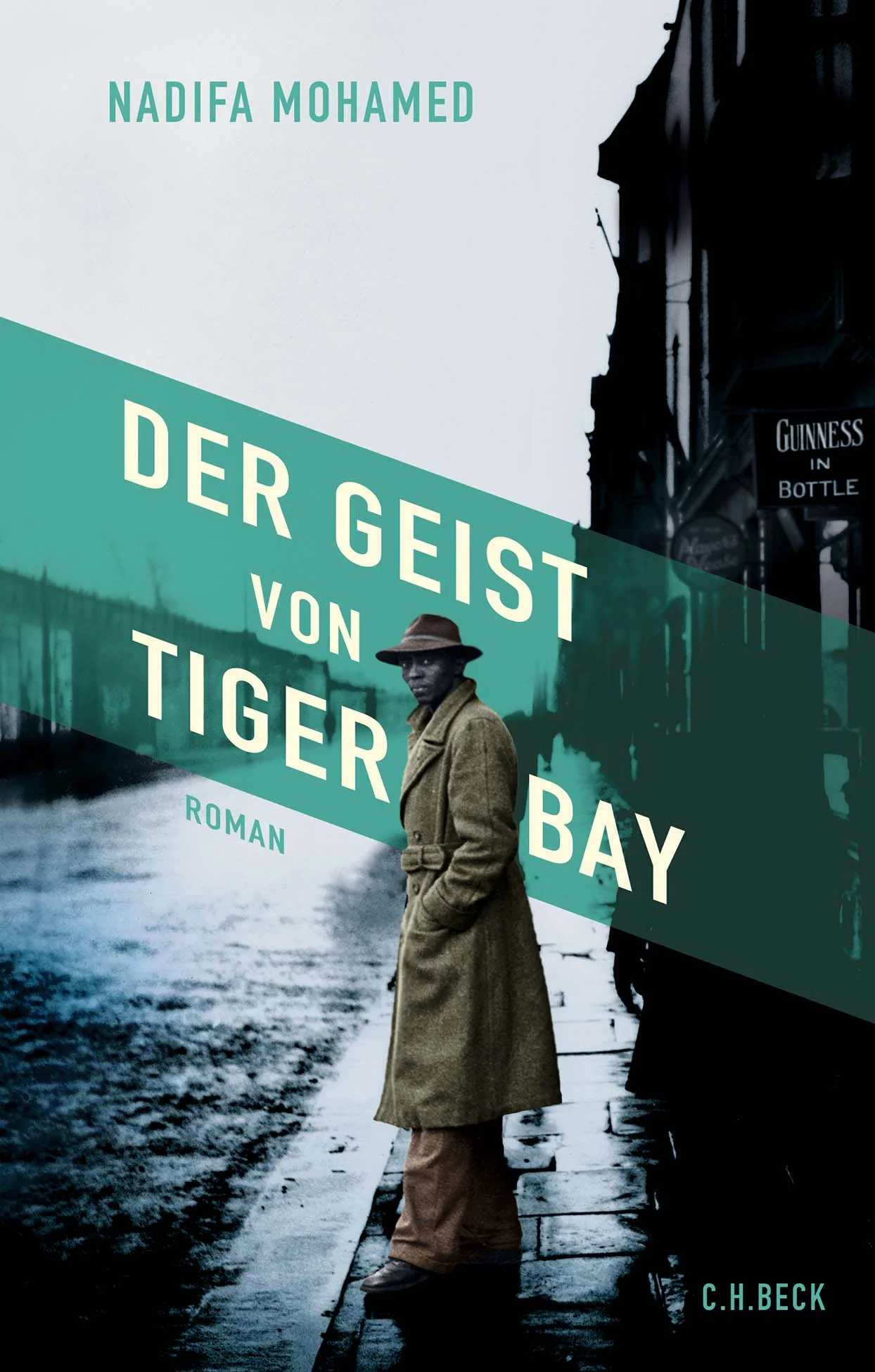 THE BOOKER PRIZE 2021 SHORTLIST 1952, Jahre nach seiner Ankunft in Großbritannien, ist Mahmood Mattan längst fest verwurzelt in Tiger Bay, dem berüchtigten Hafengebiet von Cardiff. Doch als eine Ladenbesitzerin brutal ermordet wird, richten sich plötzlich alle Augen auf ihn. Er selbst weiß um seine Unschuld und ist davon überzeugt, in einem Land zu leben, in dem Gerechtigkeit waltet. Aber die Aussicht auf Freiheit schwindet und Mahmood begreift: Er steht nicht nur in einem Kampf gegen rassistische Vorurteile und einen unmenschlichen Staat er steht in einem Kampf um sein Leben. Mahmood Mattan kennt Tiger Bay, das berüchtigte Hafengebiet von Cardiff, mit seinen finsteren Ecken und zwielichtigen Figuren längst so gut wie die eigene Westentasche. Seine fünfköpfige Familie hält er mit wechselnden Jobs nur mühsam über Wasser. Im Glücksspiel riskiert er gerne mal seinen Monatslohn und versöhnt seine Frau Laura anschließend mit einem geklauten Mantel. Doch ist er fähig, einen Mord zu begehen? Als die Ladenbesitzerin Violet Volacki eines Abends mit durchgeschnittener Kehle in ihrem Geschäft aufgefunden wird, richten sich plötzlich alle Augen auf Mahmood ihm droht der Galgen. In einem abstrusen Prozess voller Vorurteile und Widersprüche erkennt Mahmood, dass die Wahrheit nicht ausreichen wird, um ihn zu retten. Nadifa Mohamed erzählt in diesem aufwühlenden Roman die wahre Geschichte des Somaliers Mahmood Mattan, die beinahe 70 Jahre später von trauriger Aktualität ist. Mit «Der Geist von Tiger Bay» legt die Autorin das Buch zur Stunde vor. Über ein tragisches Fehlurteil Der Roman zur Black-Lives-Matter-Bewegung Das neue Buch der gefeierten Autorin - 2013 auf der Granta-Liste der zwanzig besten britischen Nachwuchsautoren 